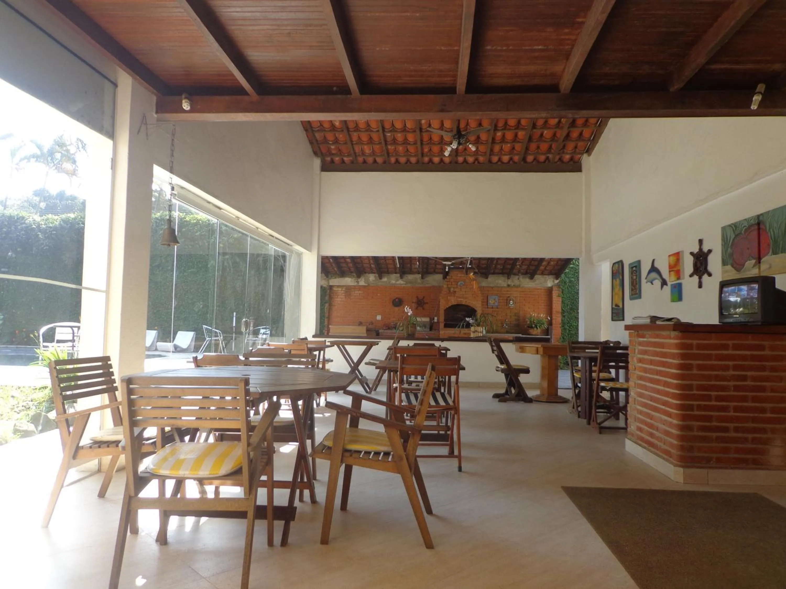 Restaurant/places to eat in Pousada Mari