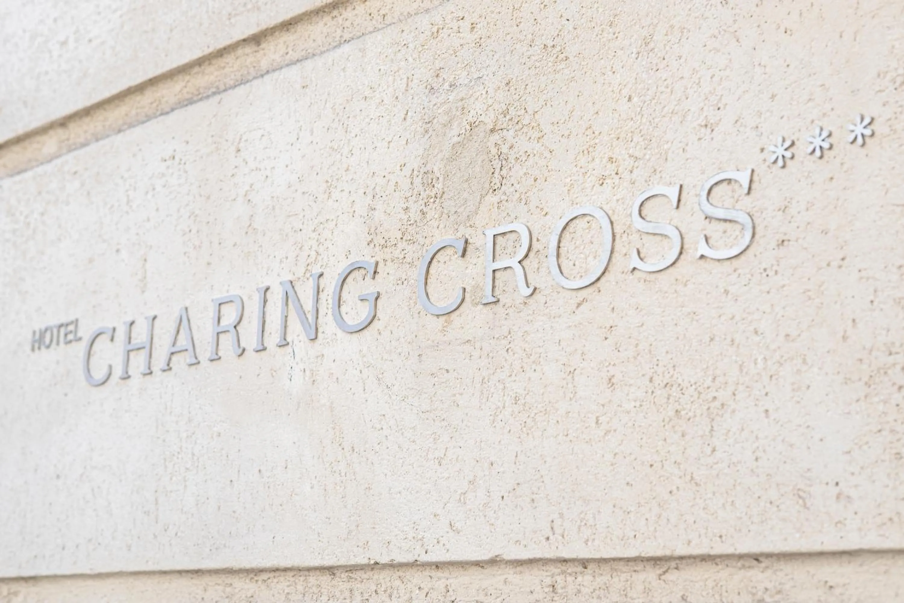 Property logo or sign in Hôtel Charing Cross