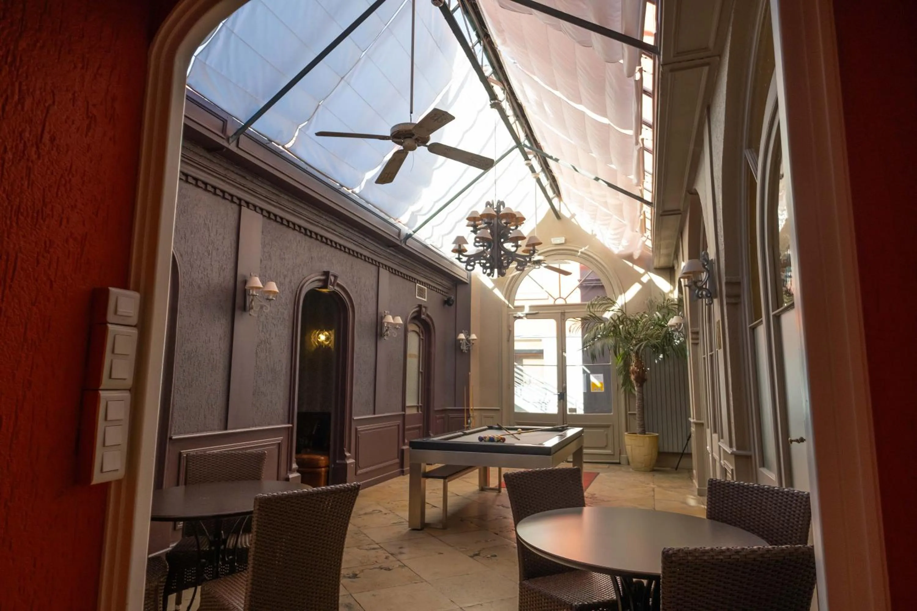 Billiard in LOGIS Hôtel de Bourgogne - Mâcon