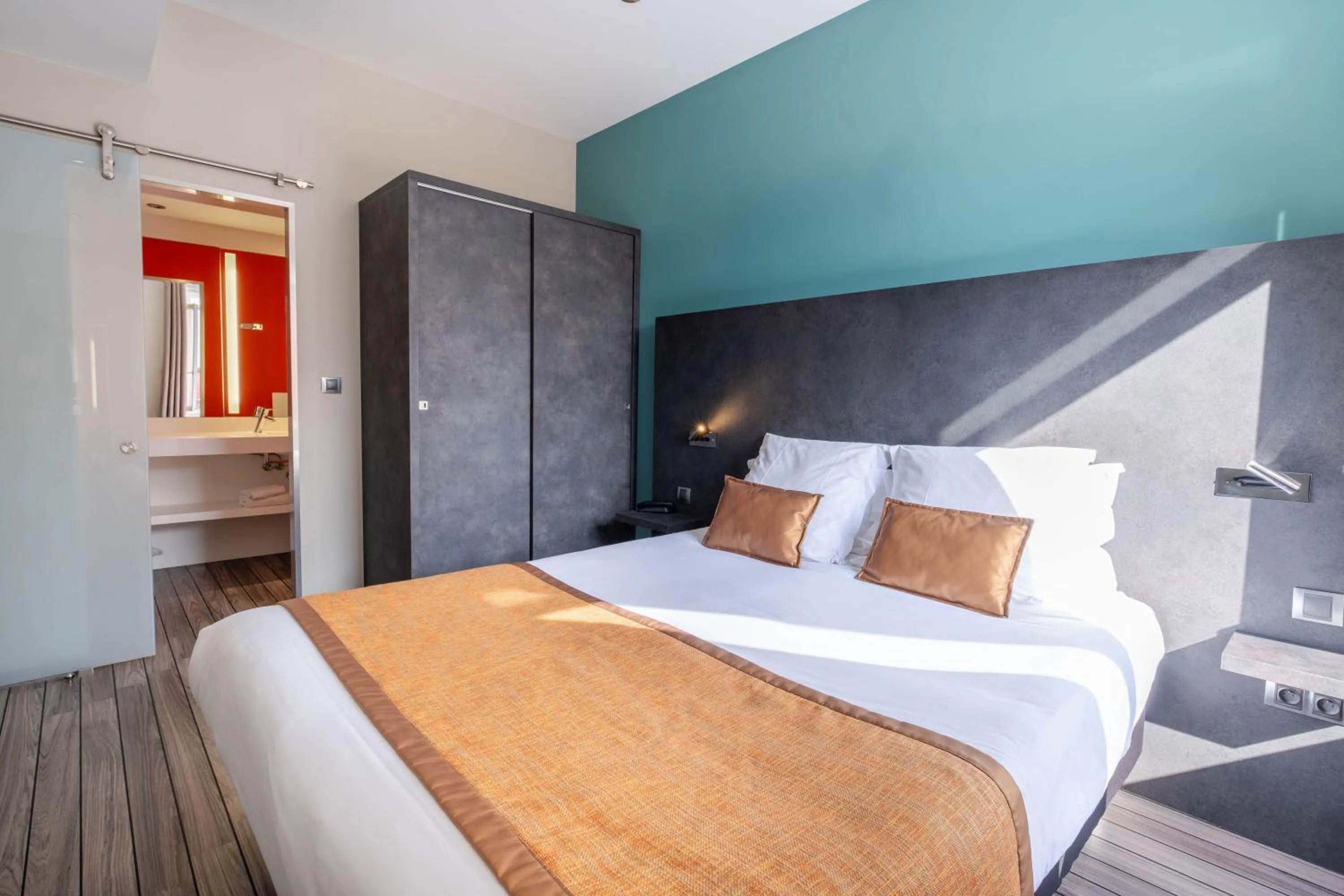 Photo of the whole room, Bed in LOGIS Hôtel de Bourgogne - Mâcon