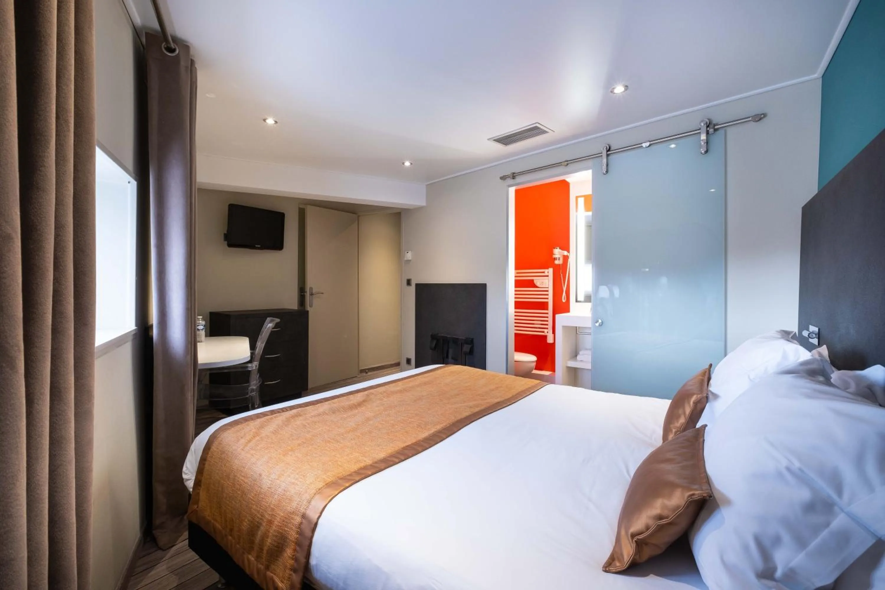 Photo of the whole room, Bed in LOGIS Hôtel de Bourgogne - Mâcon