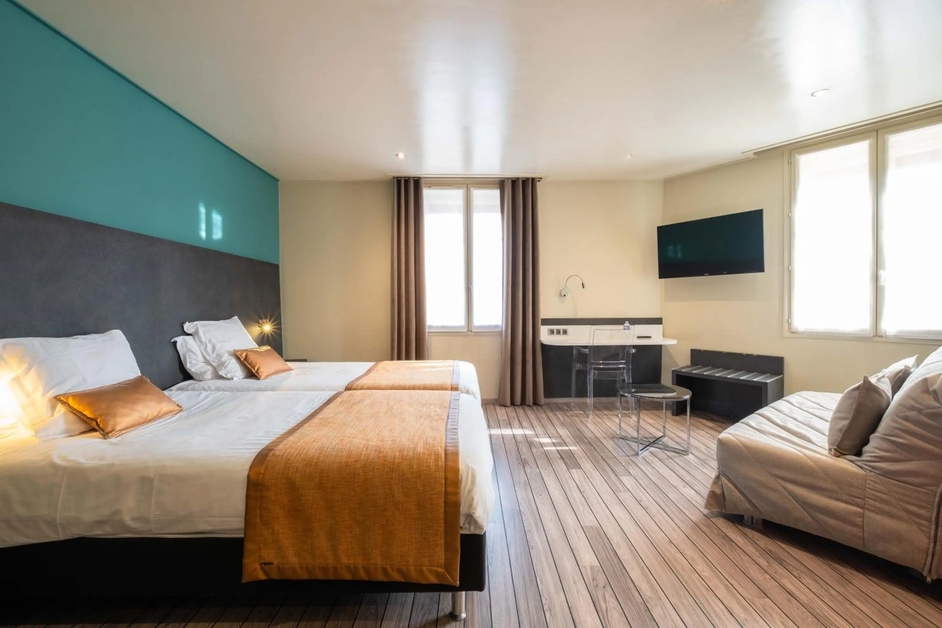 Photo of the whole room, Bed in LOGIS Hôtel de Bourgogne - Mâcon