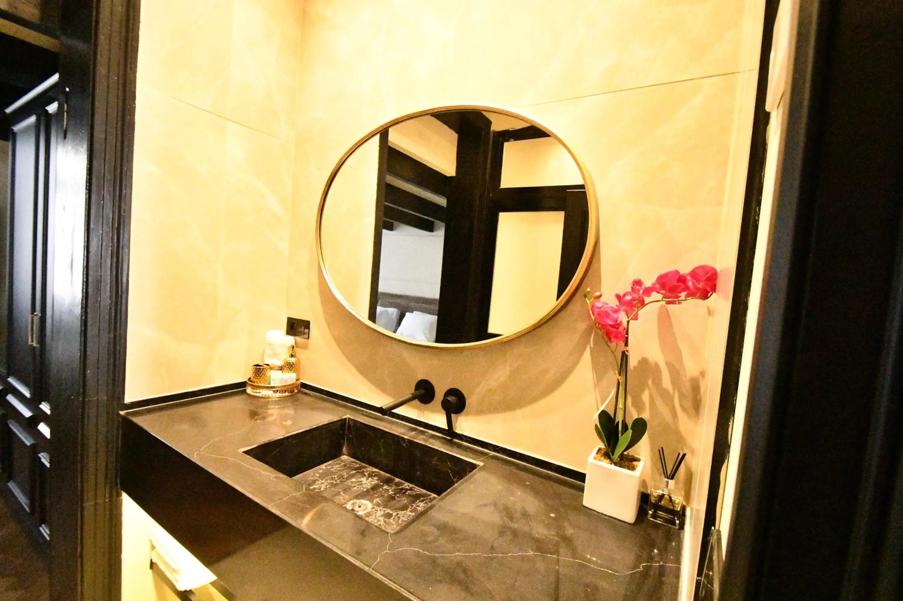 Shower in Jaffo Tel-Aviv King Gallery Boutique Hotel