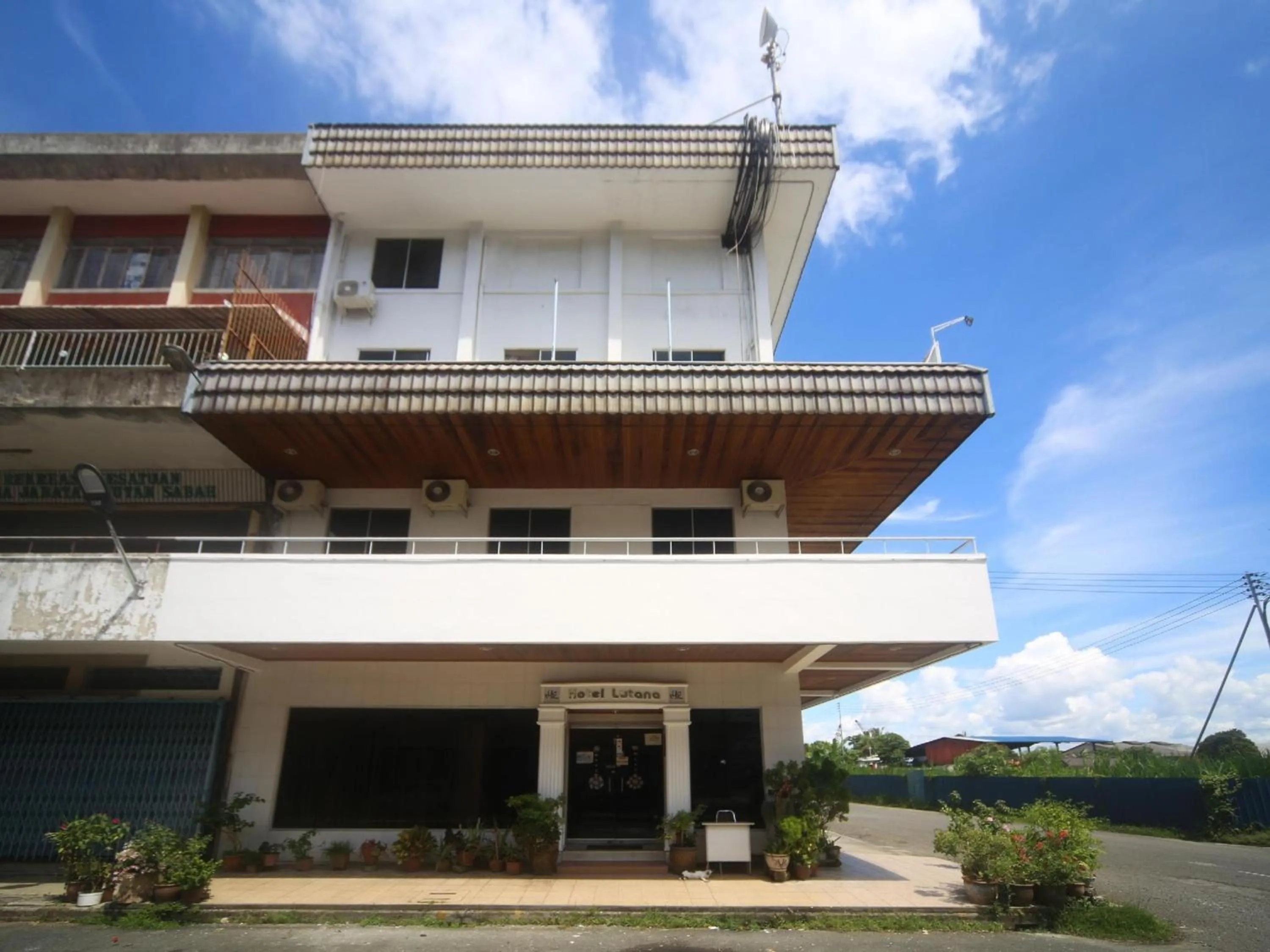 Facade/entrance in Hotel O Lutana