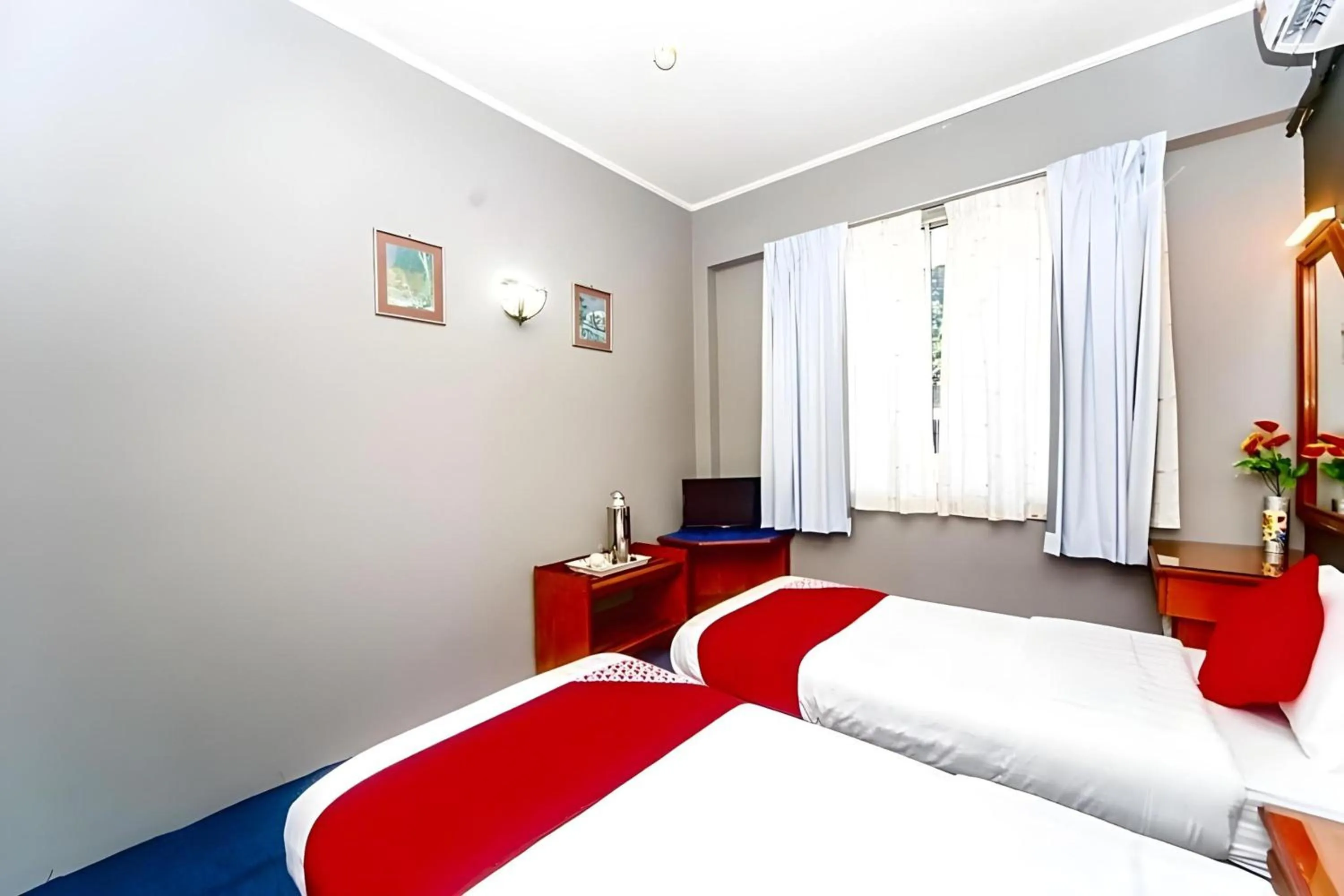 Photo of the whole room in Hotel O Lutana