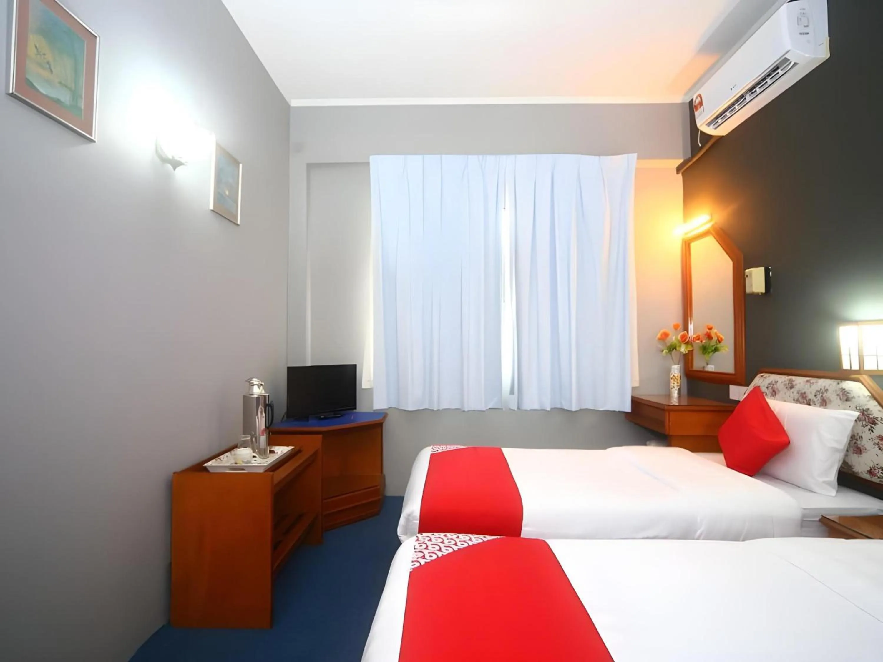 Photo of the whole room in Hotel O Lutana