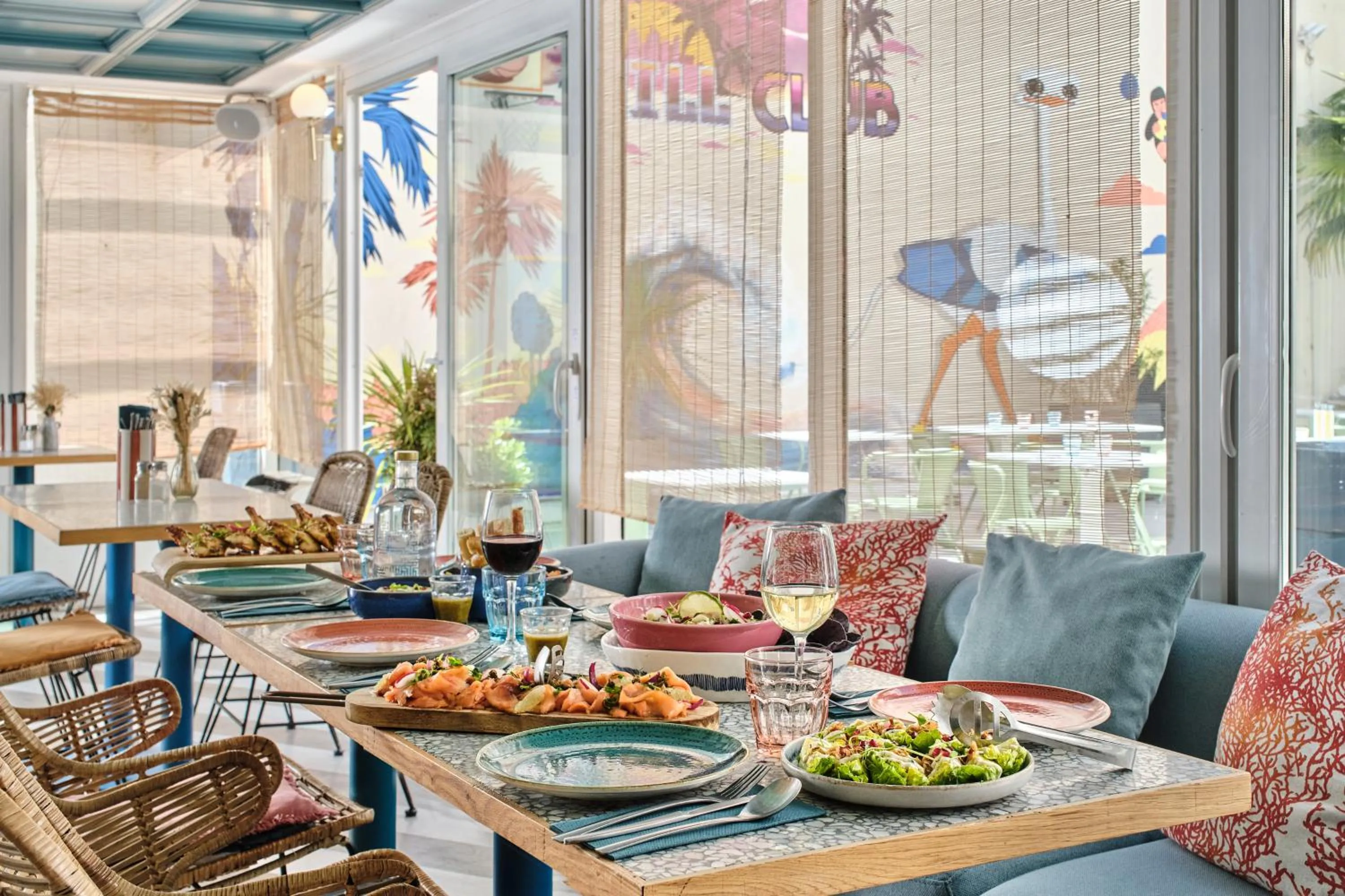 Restaurant/places to eat in Hôtel Chromatics & Restaurant Hill Club by HappyCulture