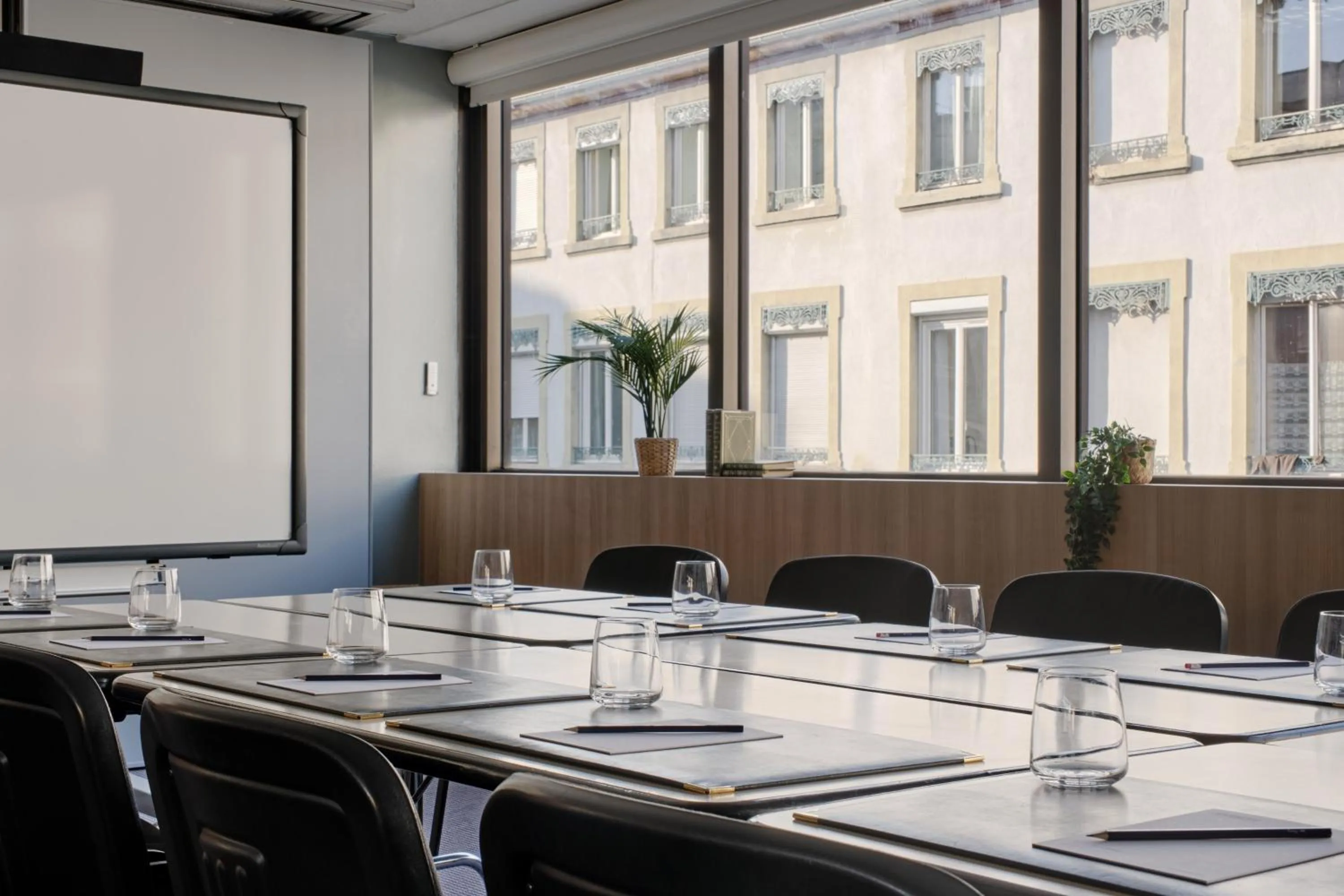 Business facilities in Hôtel Chromatics & Restaurant Hill Club by HappyCulture