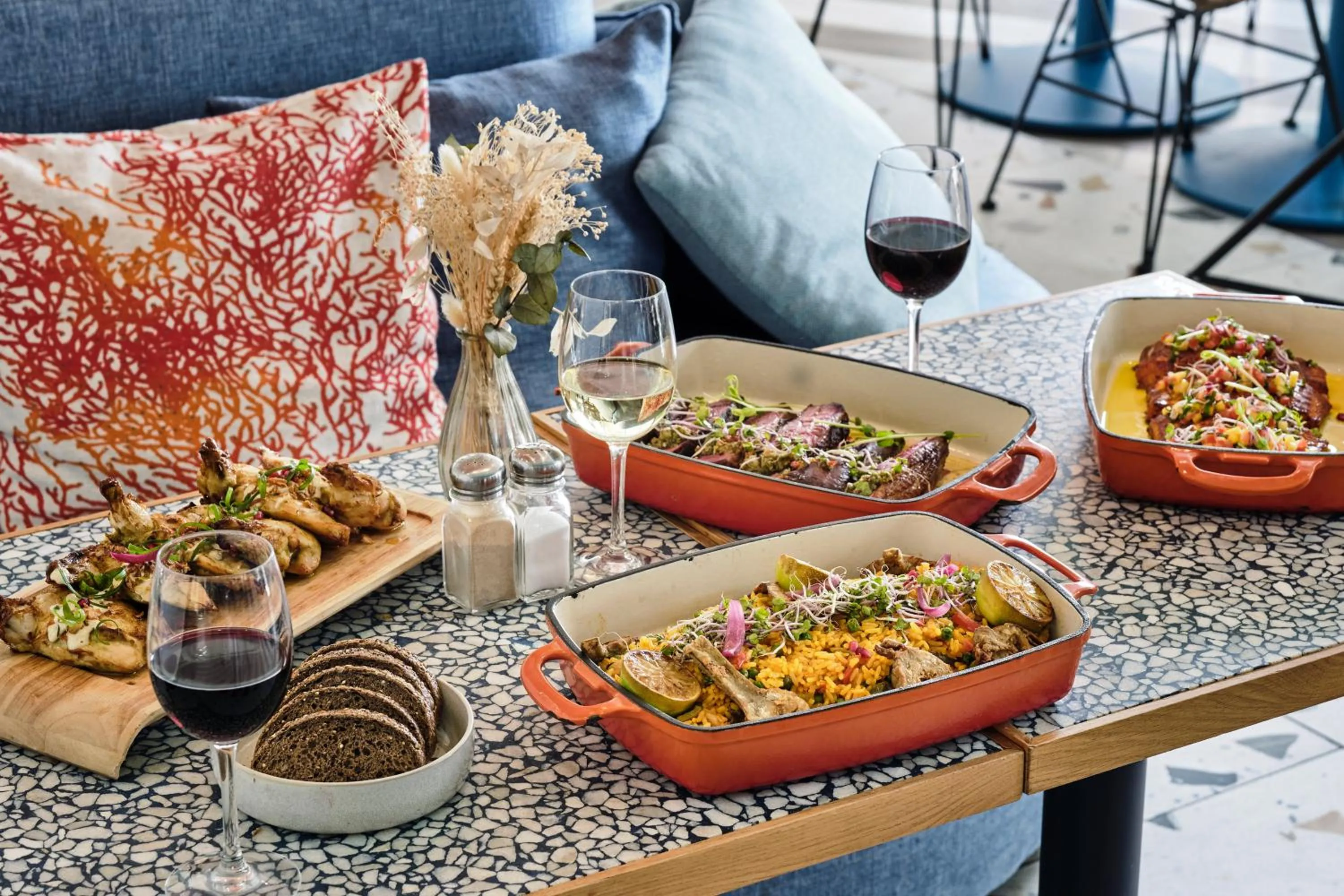 Restaurant/places to eat in Hôtel Chromatics & Restaurant Hill Club by HappyCulture