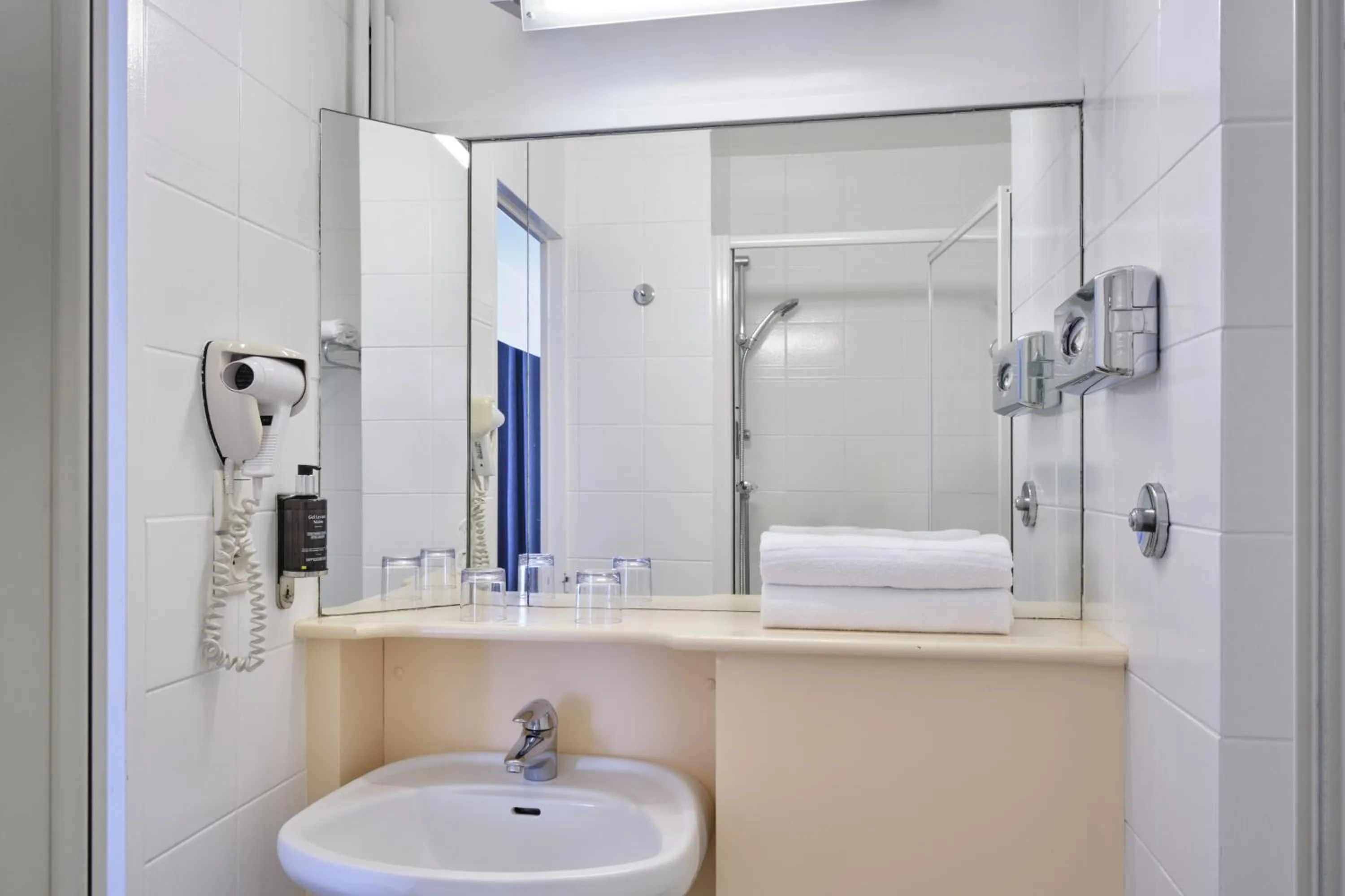 Bathroom in Hôtel Chromatics & Restaurant Hill Club by HappyCulture