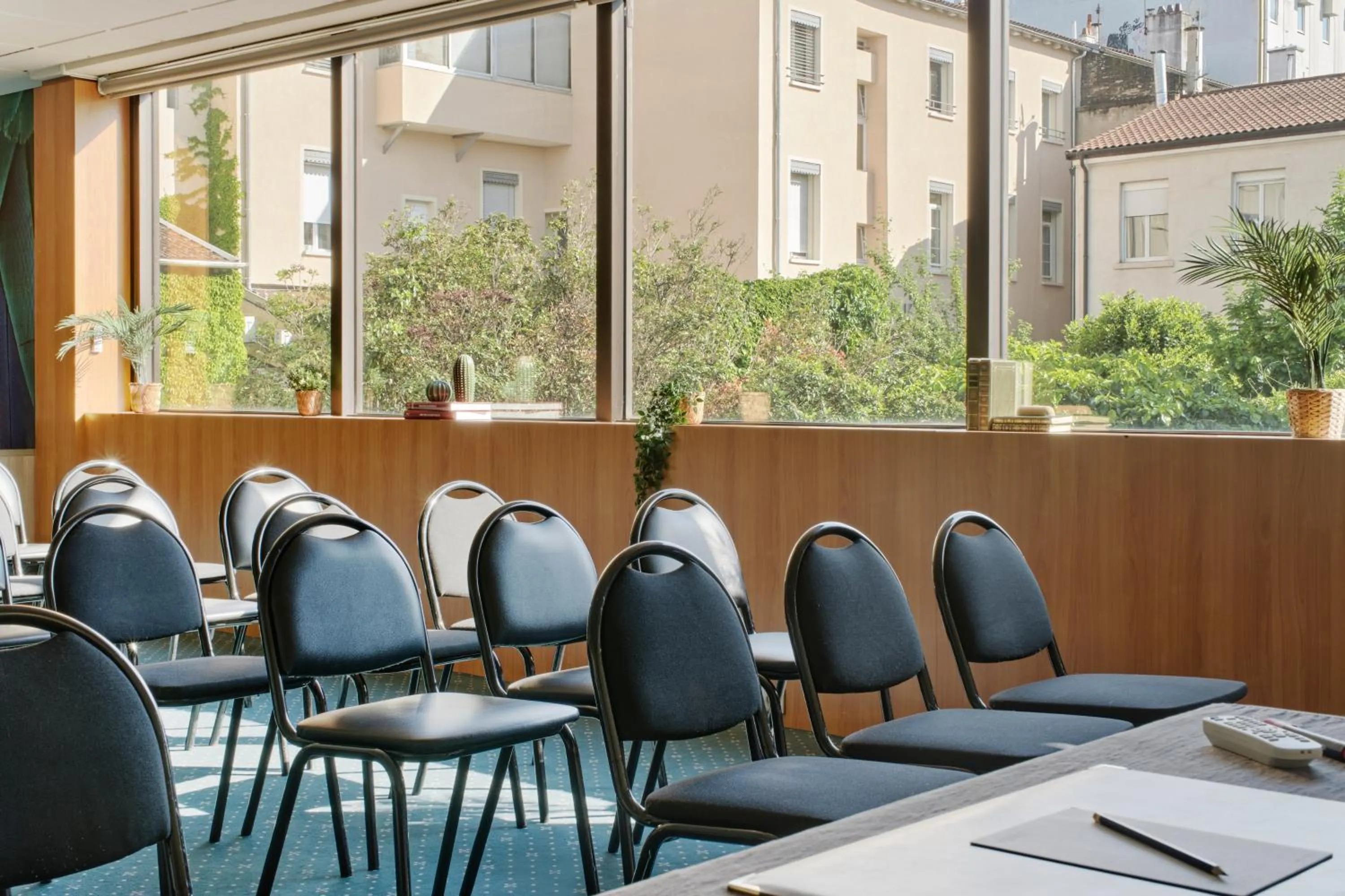 Business facilities in Hôtel Chromatics & Restaurant Hill Club by HappyCulture