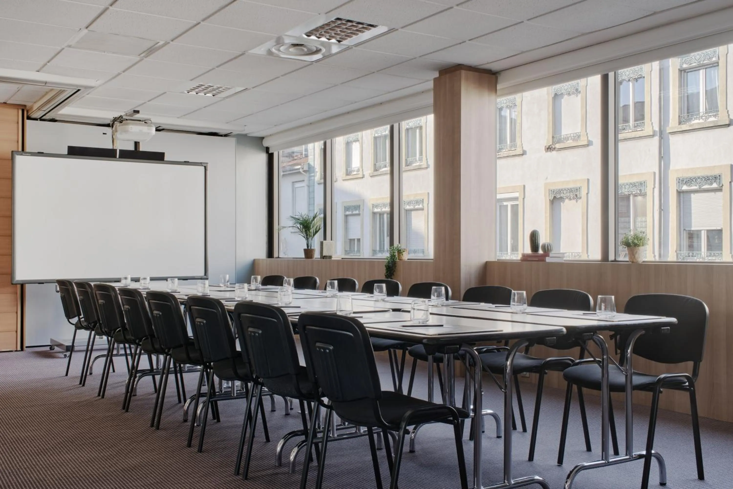 Business facilities in Hôtel Chromatics & Restaurant Hill Club by HappyCulture