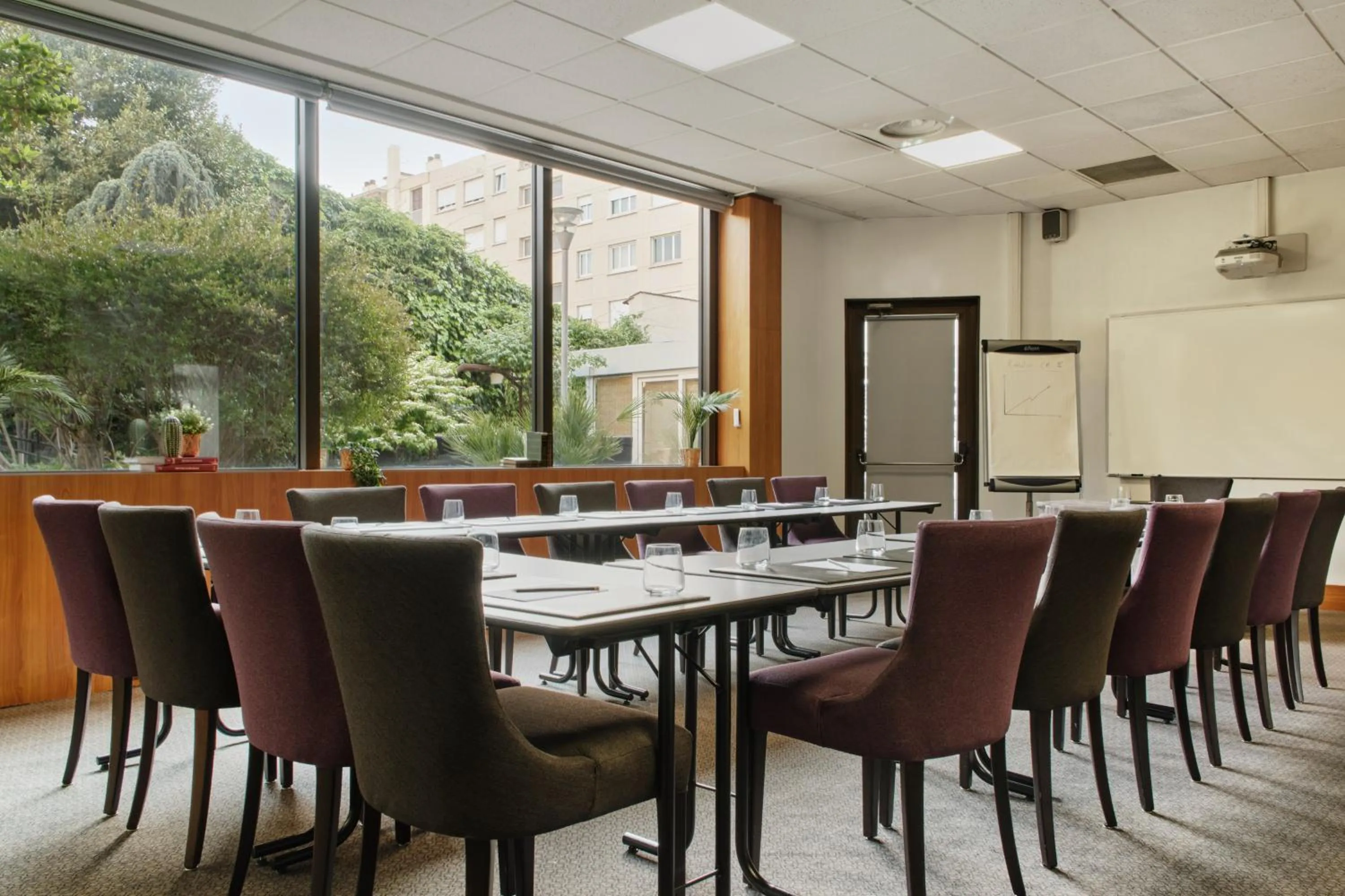 Business facilities in Hôtel Chromatics & Restaurant Hill Club by HappyCulture