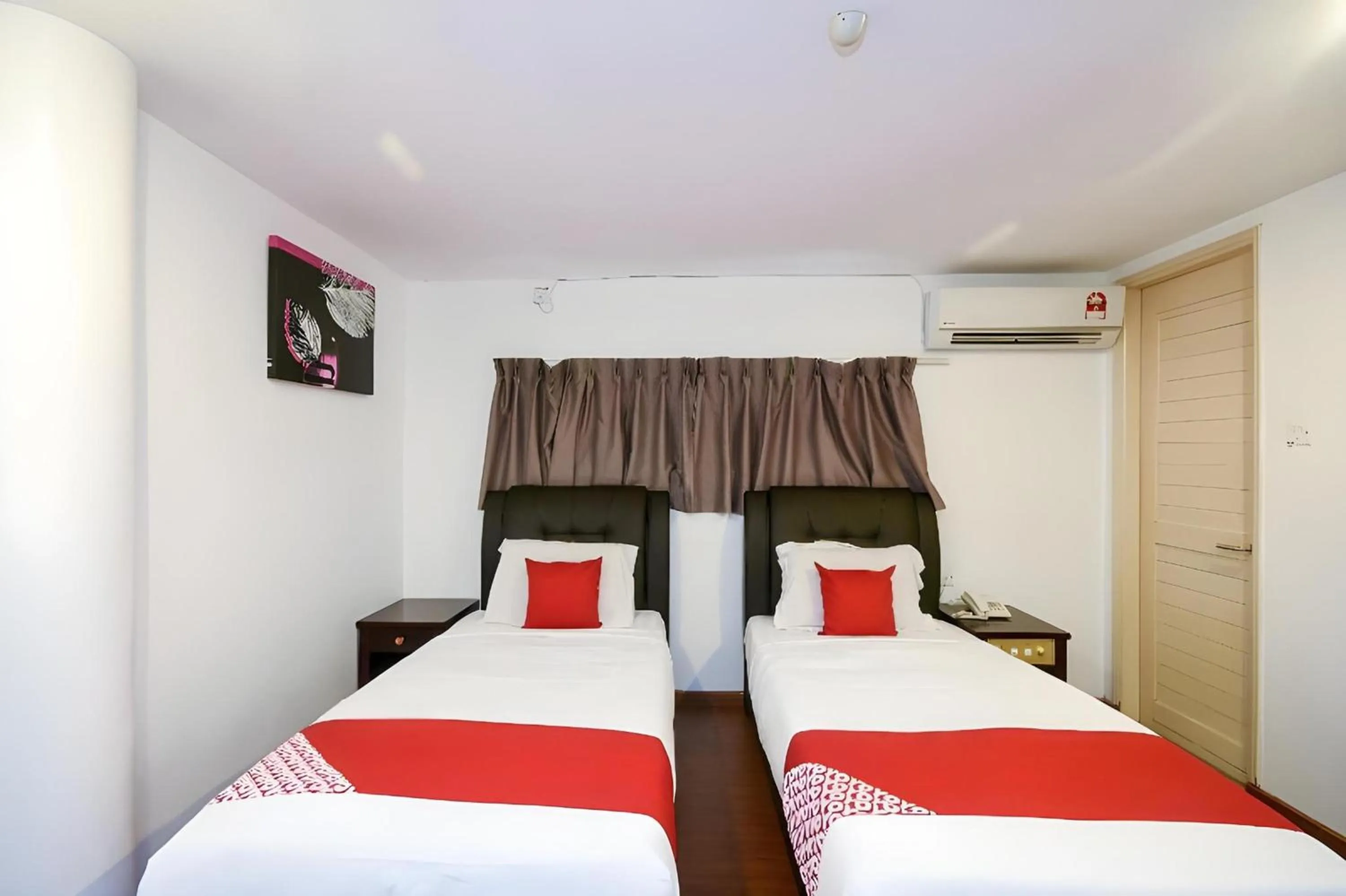 Photo of the whole room in Hotel O agon Inn