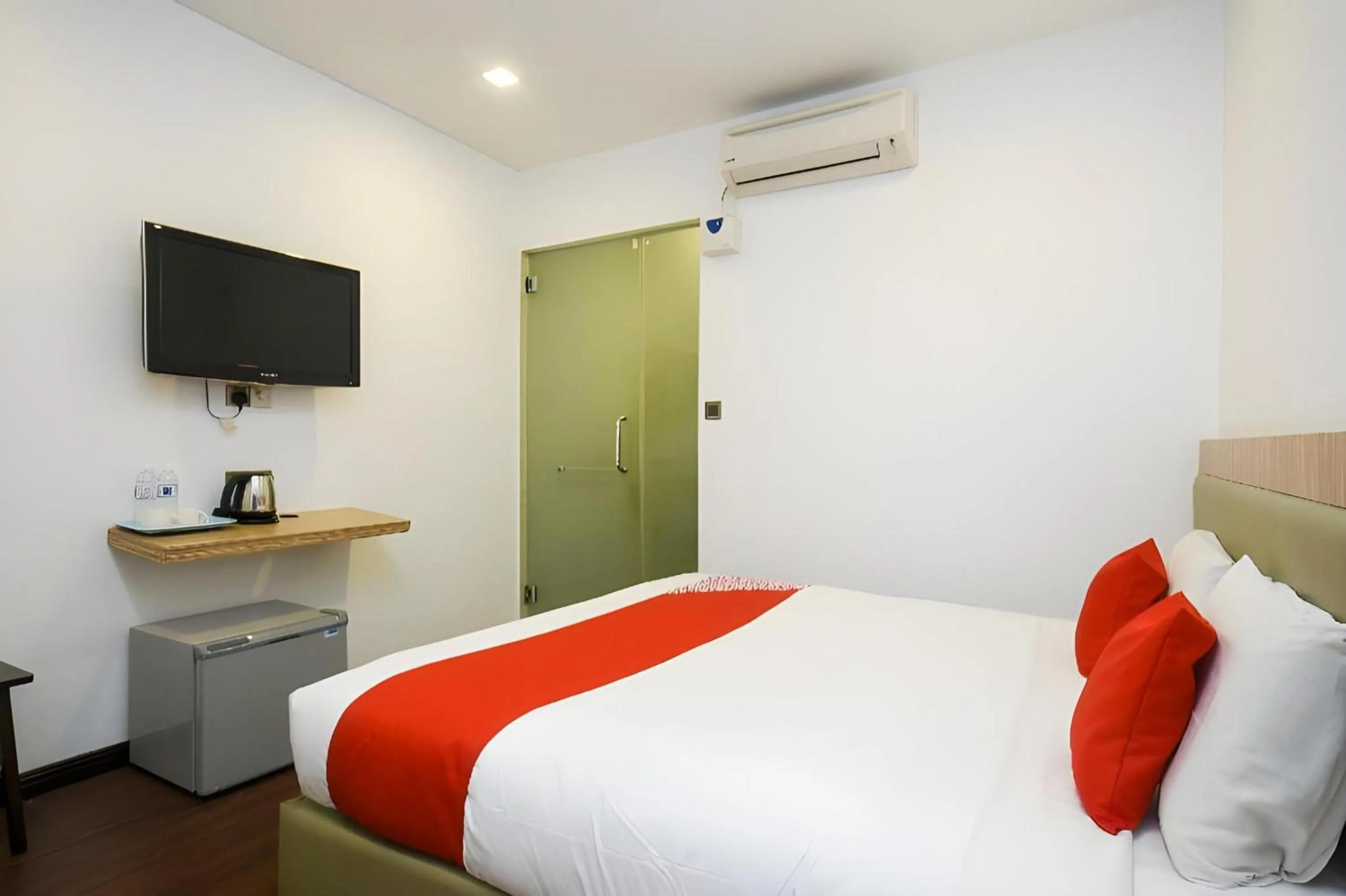 Photo of the whole room in Hotel O agon Inn