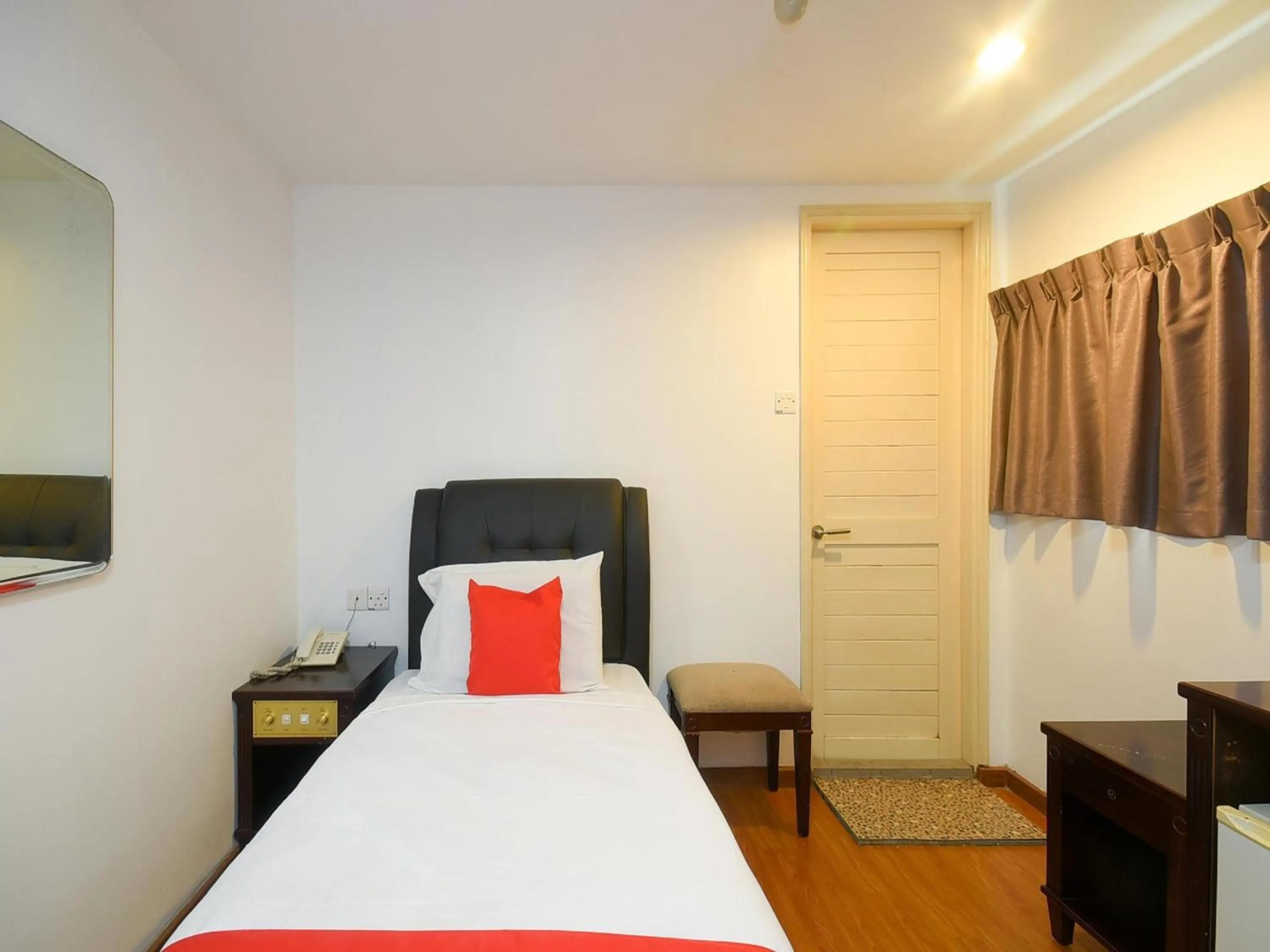 Photo of the whole room in Hotel O agon Inn