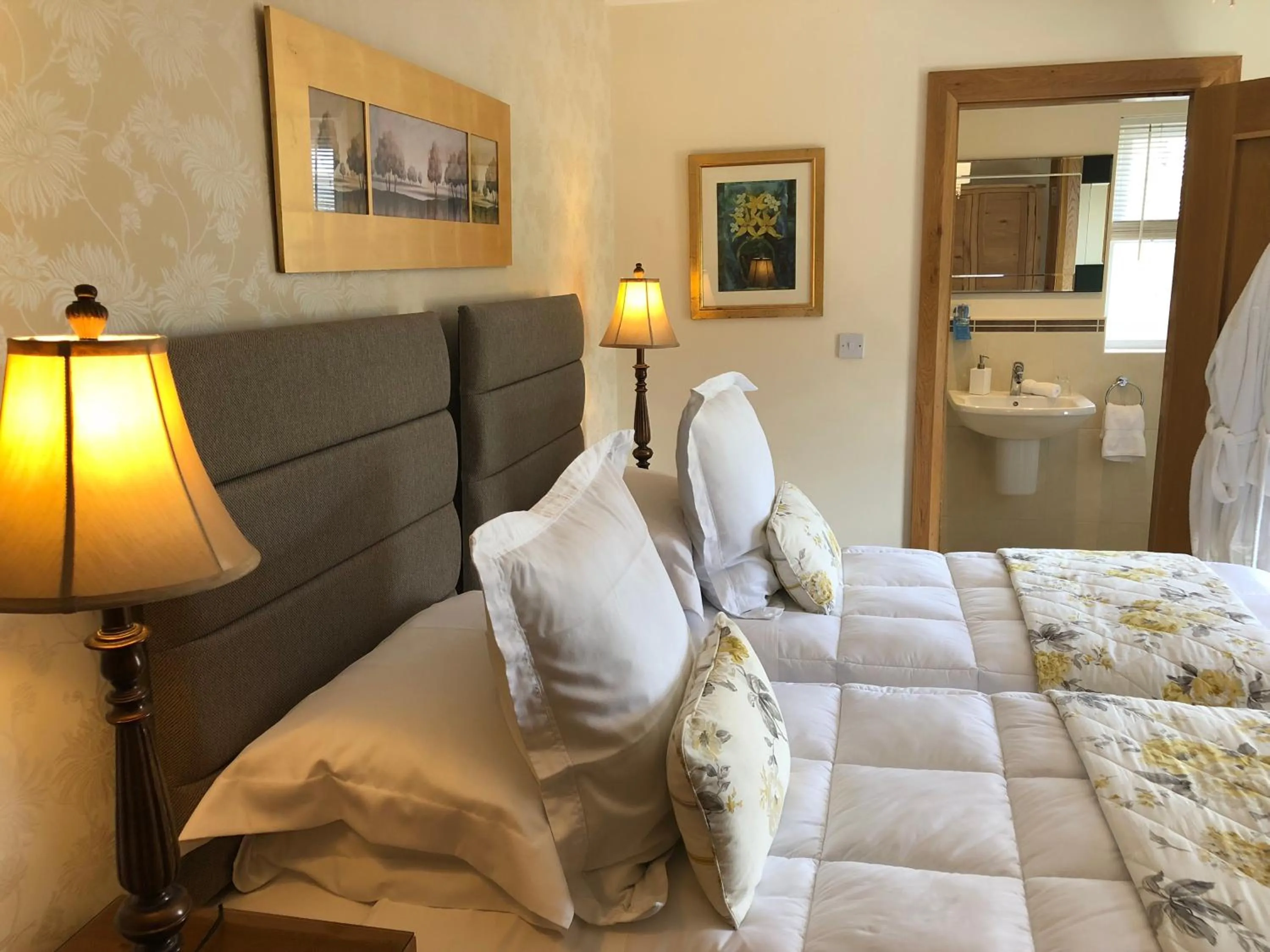 Bedroom, Bed in Crowfield Country House