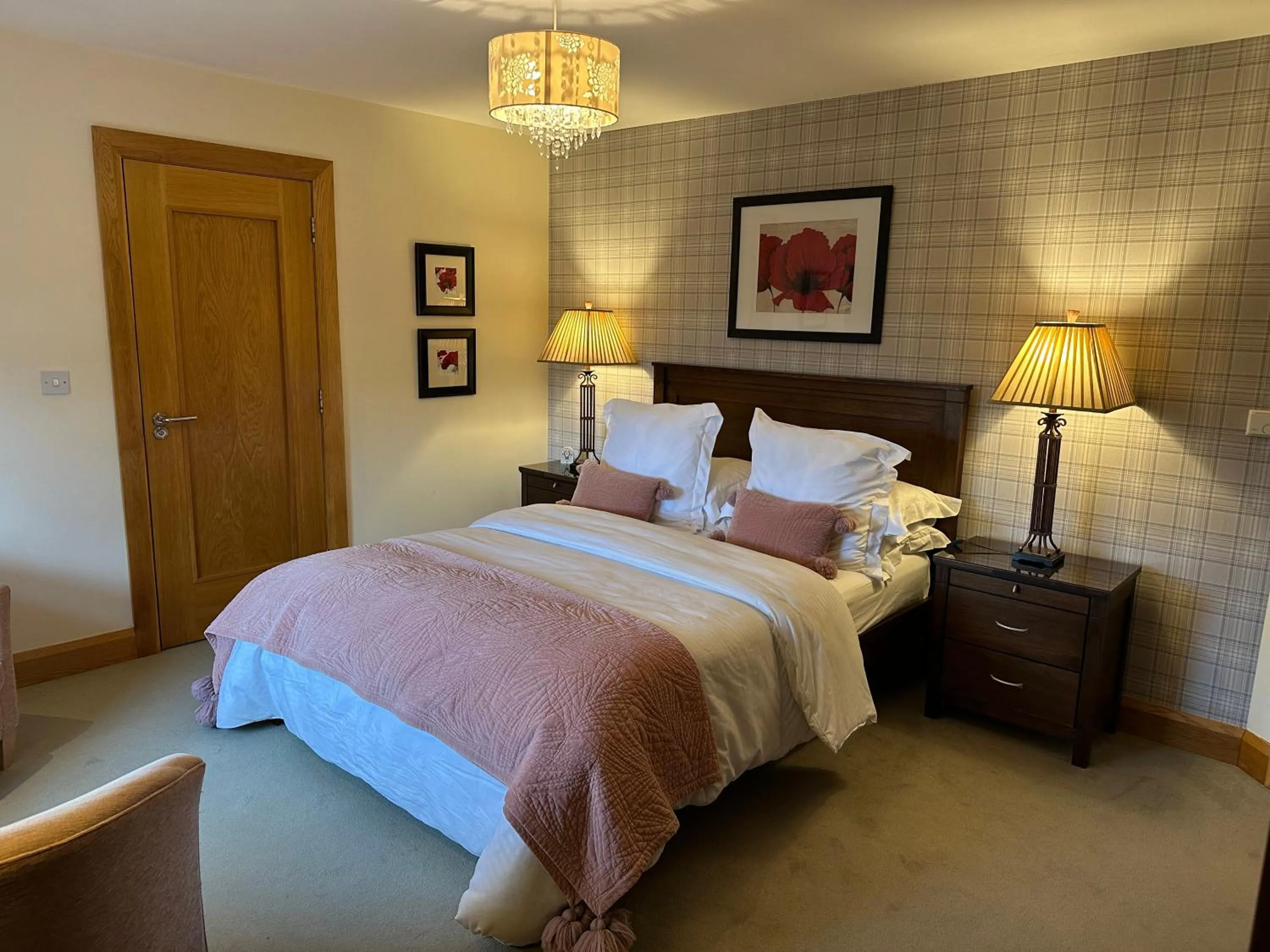 Bedroom, Bed in Crowfield Country House