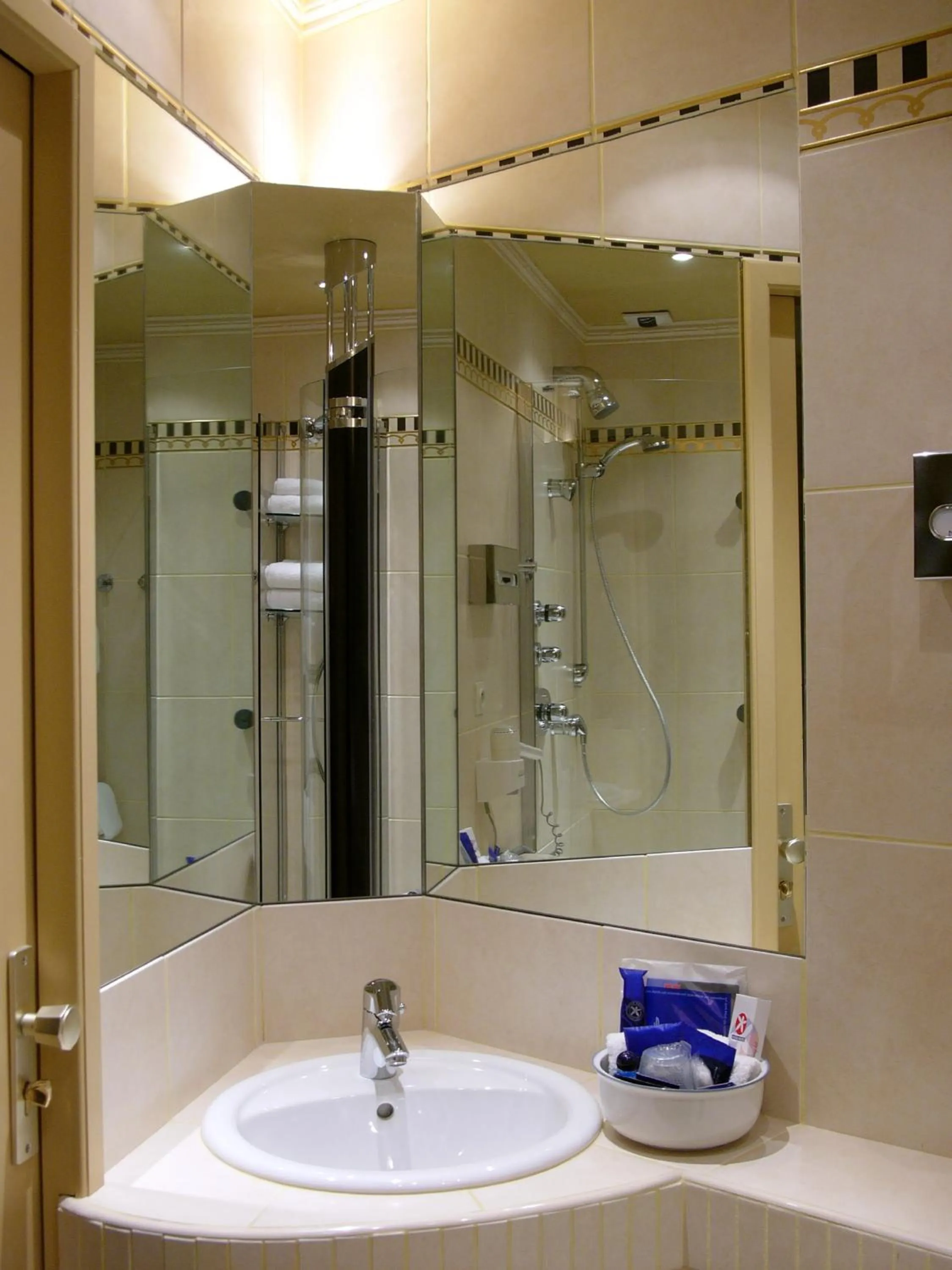 Bathroom in LOGIS - Belle Hôtel, Lille-Ouest