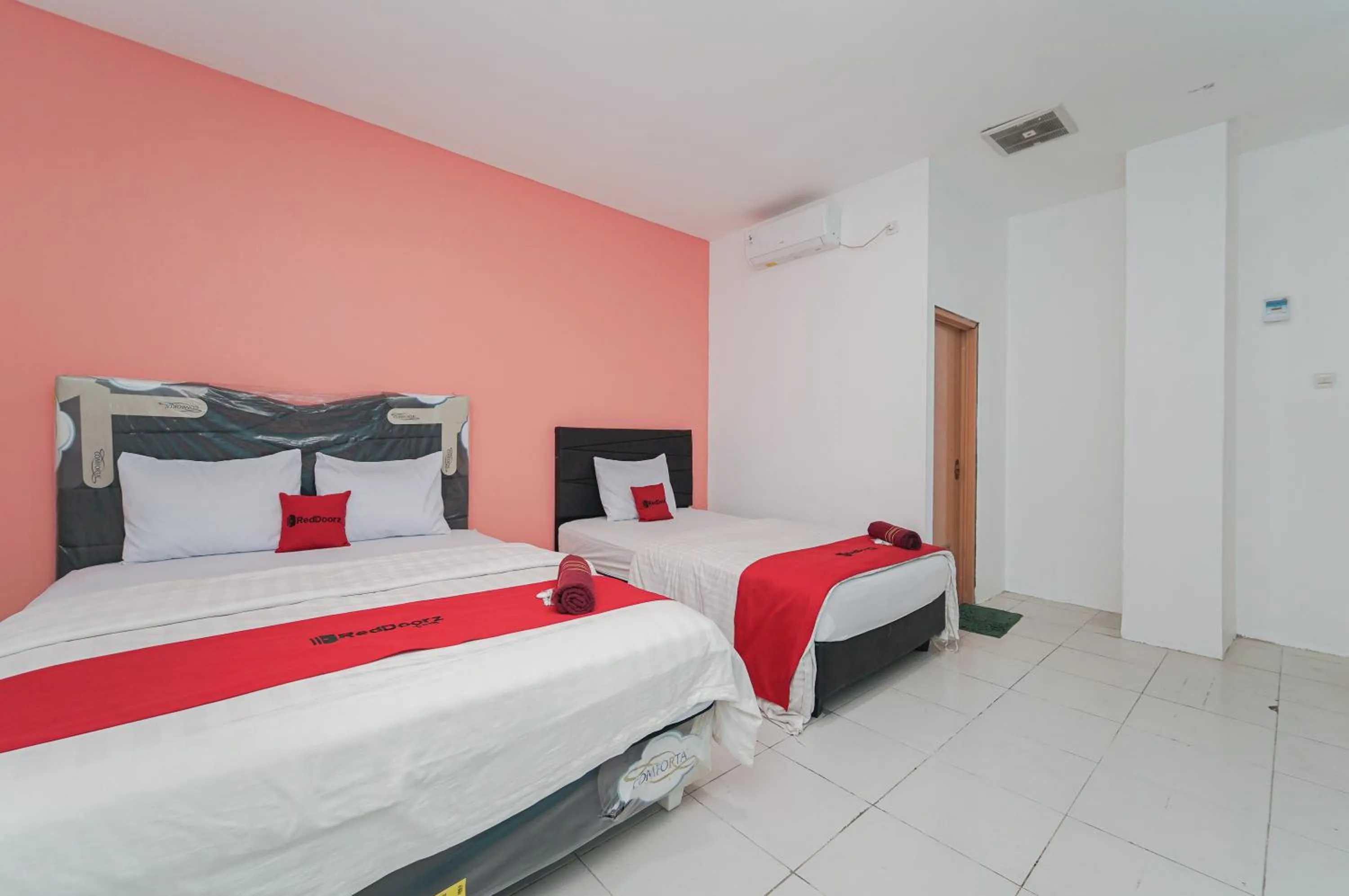 Bedroom, Bed in RedDoorz near Universitas YARSI