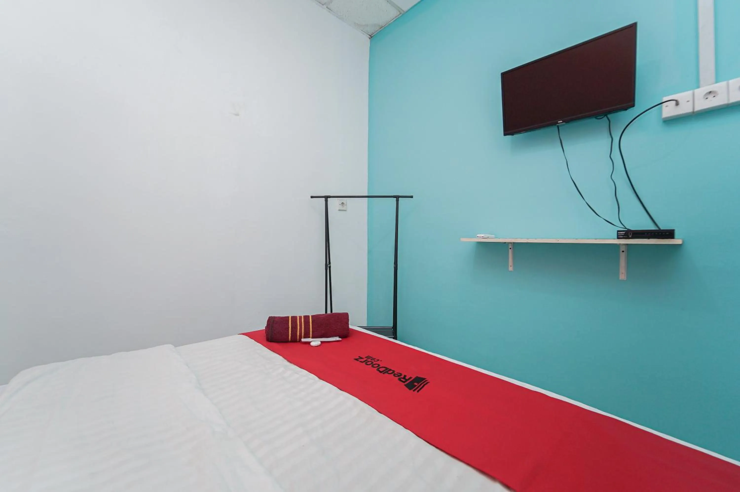 Bedroom, Bed in RedDoorz near Universitas YARSI