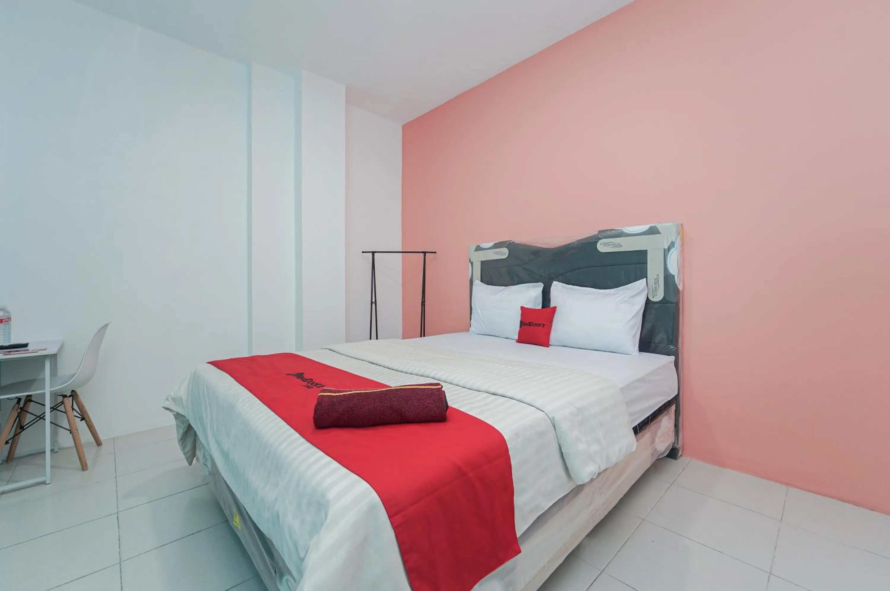 Bedroom, Bed in RedDoorz near Universitas YARSI