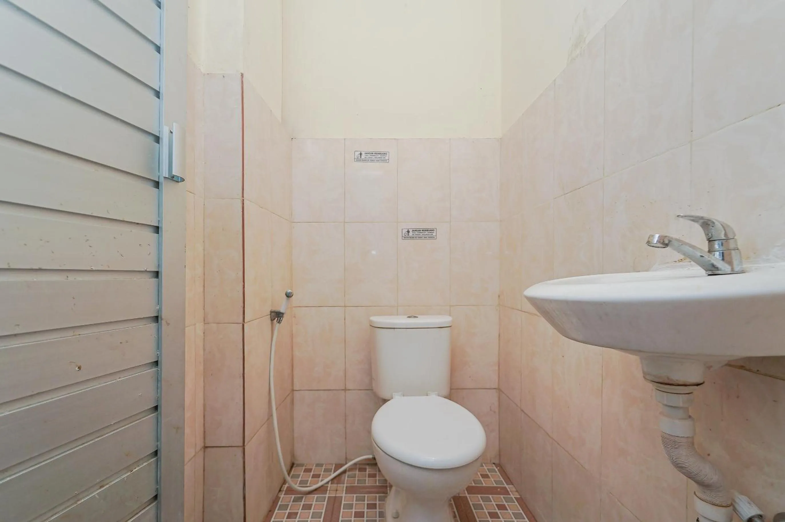 Bathroom in RedDoorz near Universitas YARSI