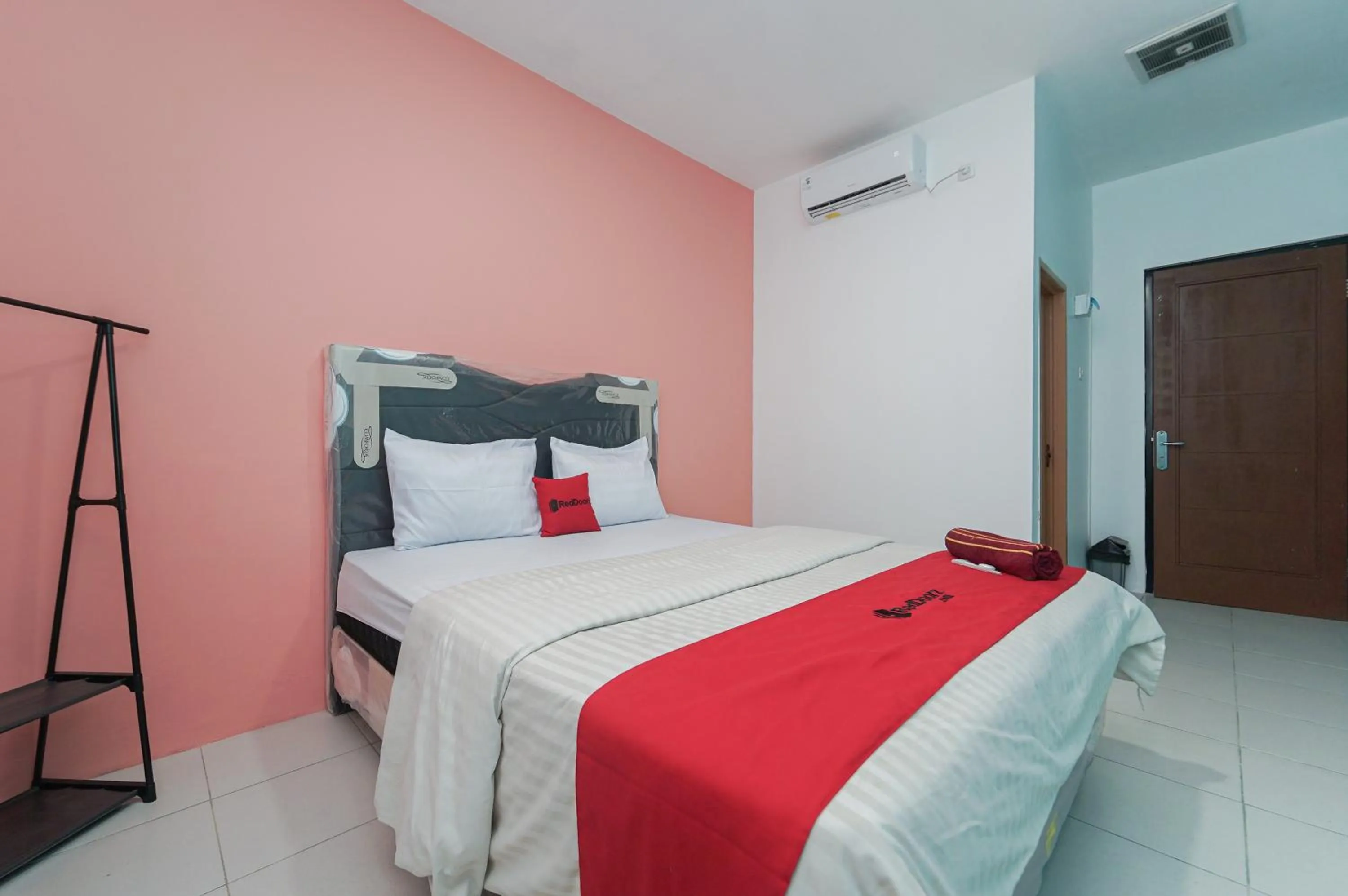 Bedroom, Bed in RedDoorz near Universitas YARSI