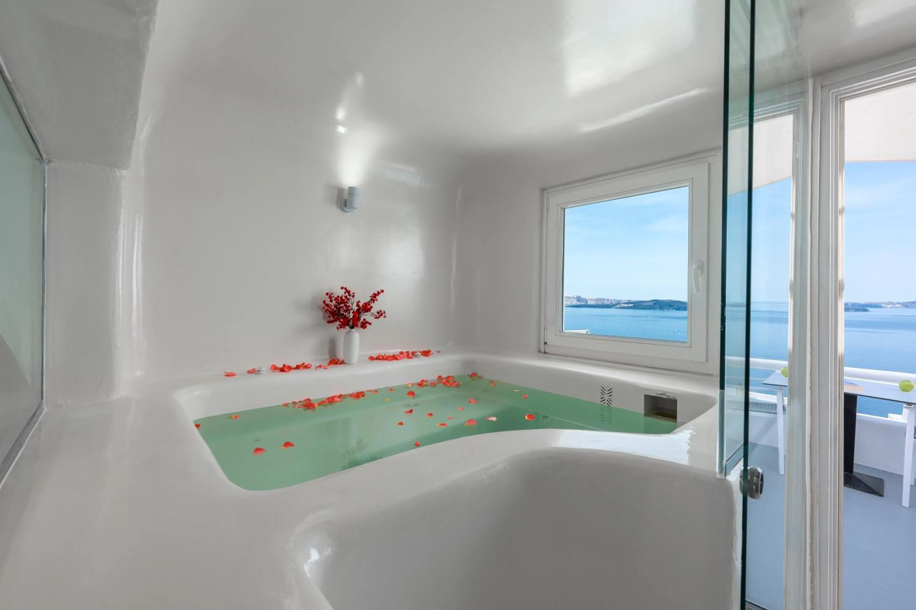 Hot Tub in Diamond Luxury Suites Collection