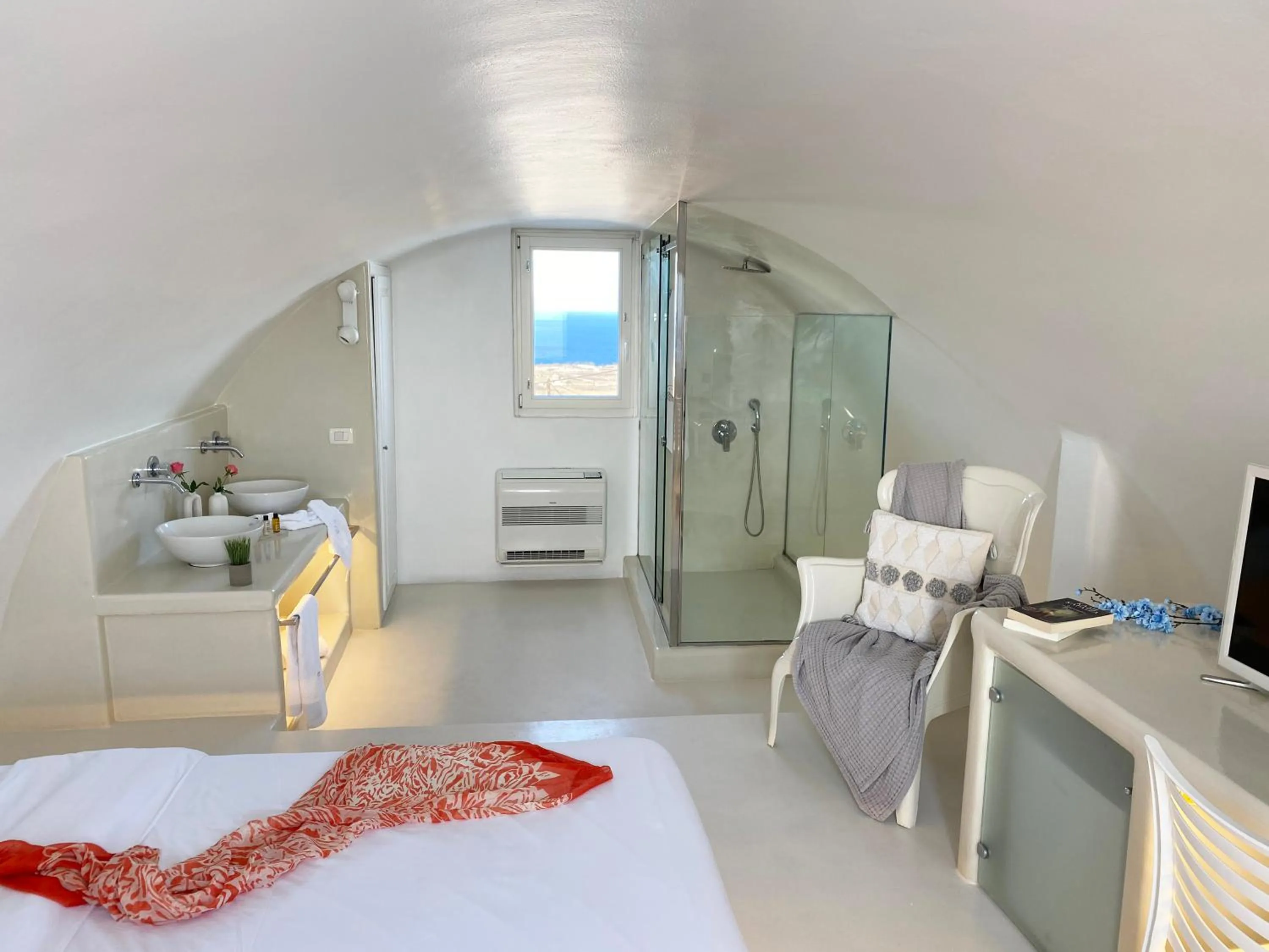 Bathroom, Bed in Diamond Luxury Suites Collection