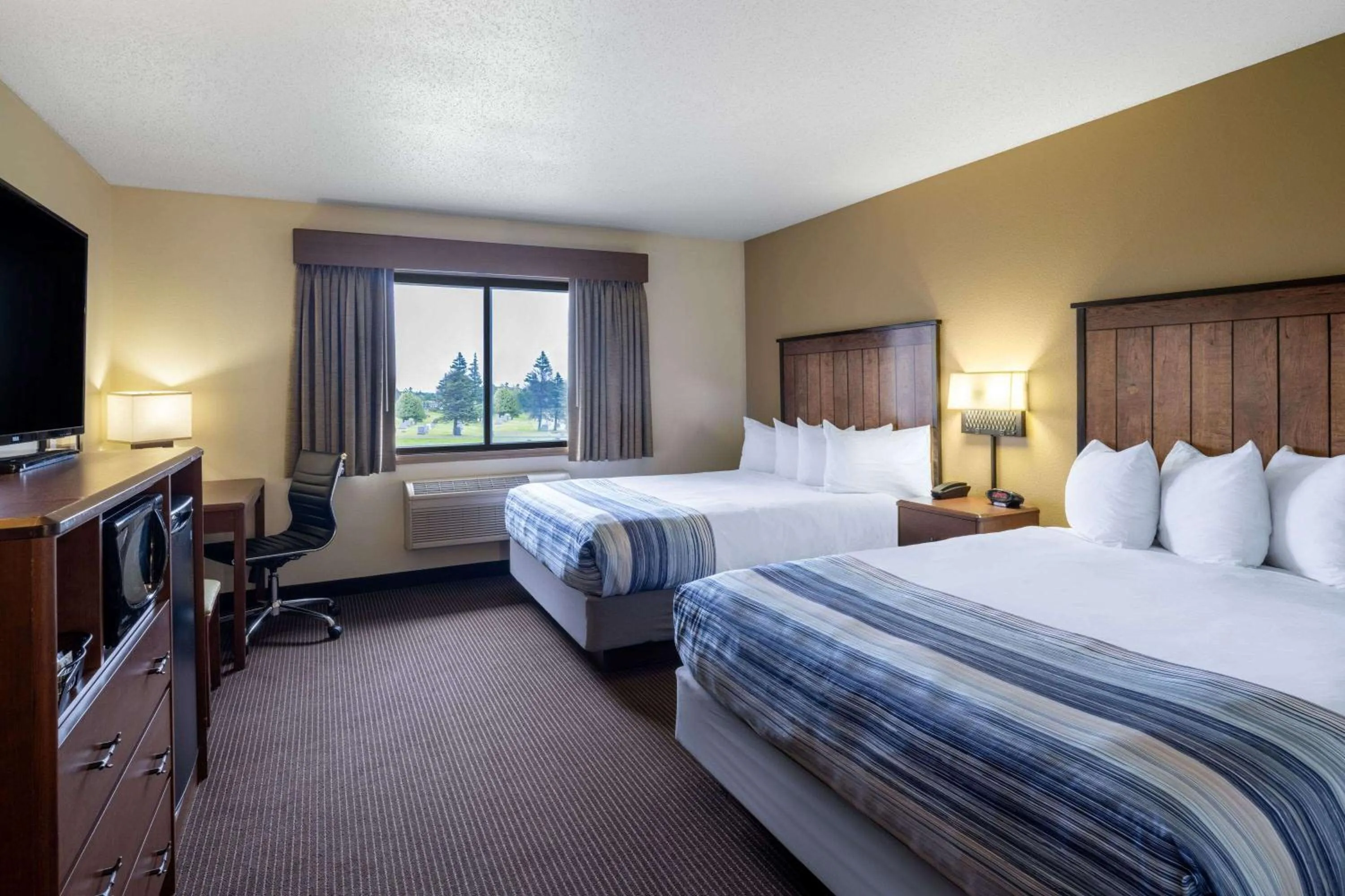 Photo of the whole room, Bed in AmericInn by Wyndham Two Harbors Near Lake Superior