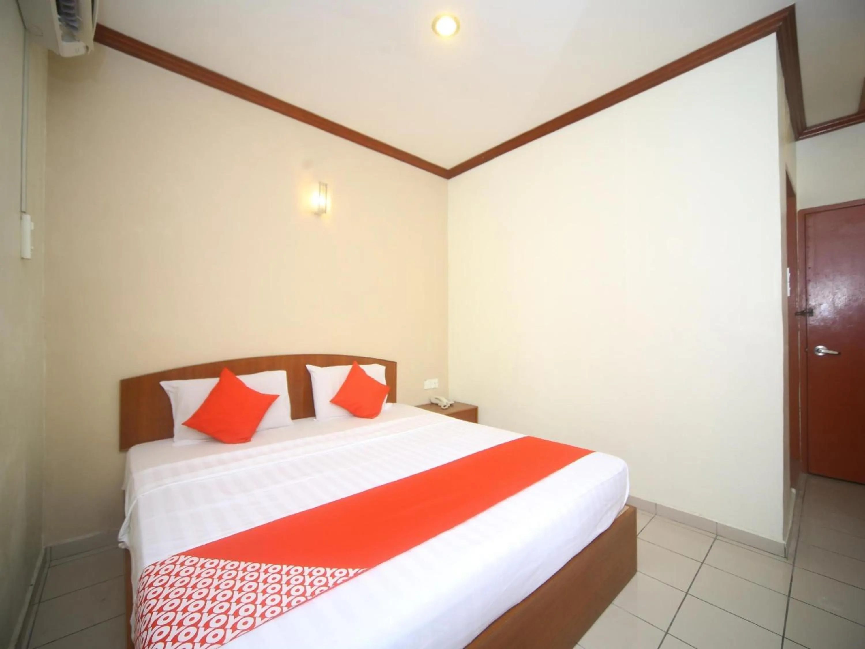 Photo of the whole room, Bed in Hotel O London