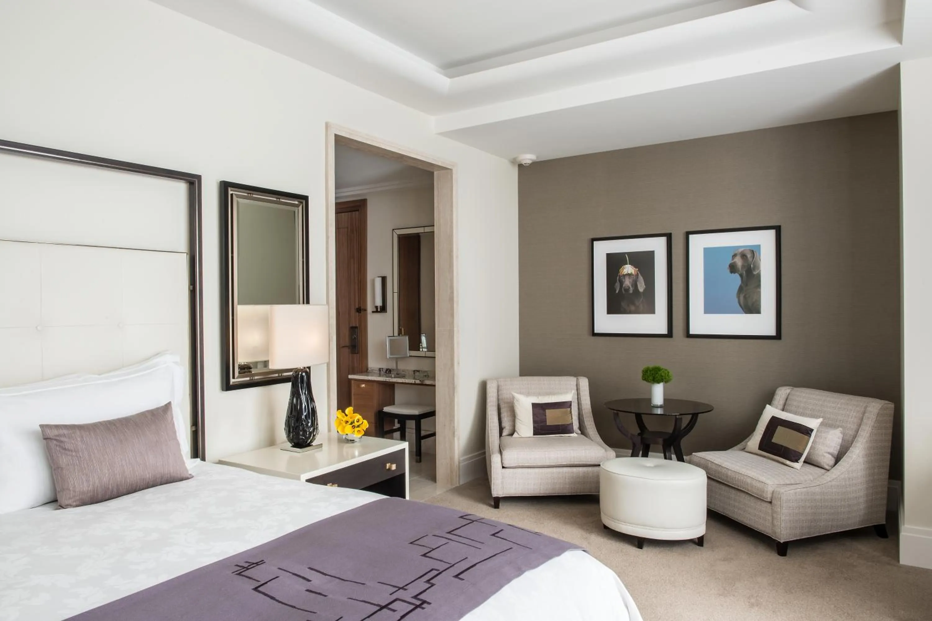 Seating area, Bed in The Langham Chicago
