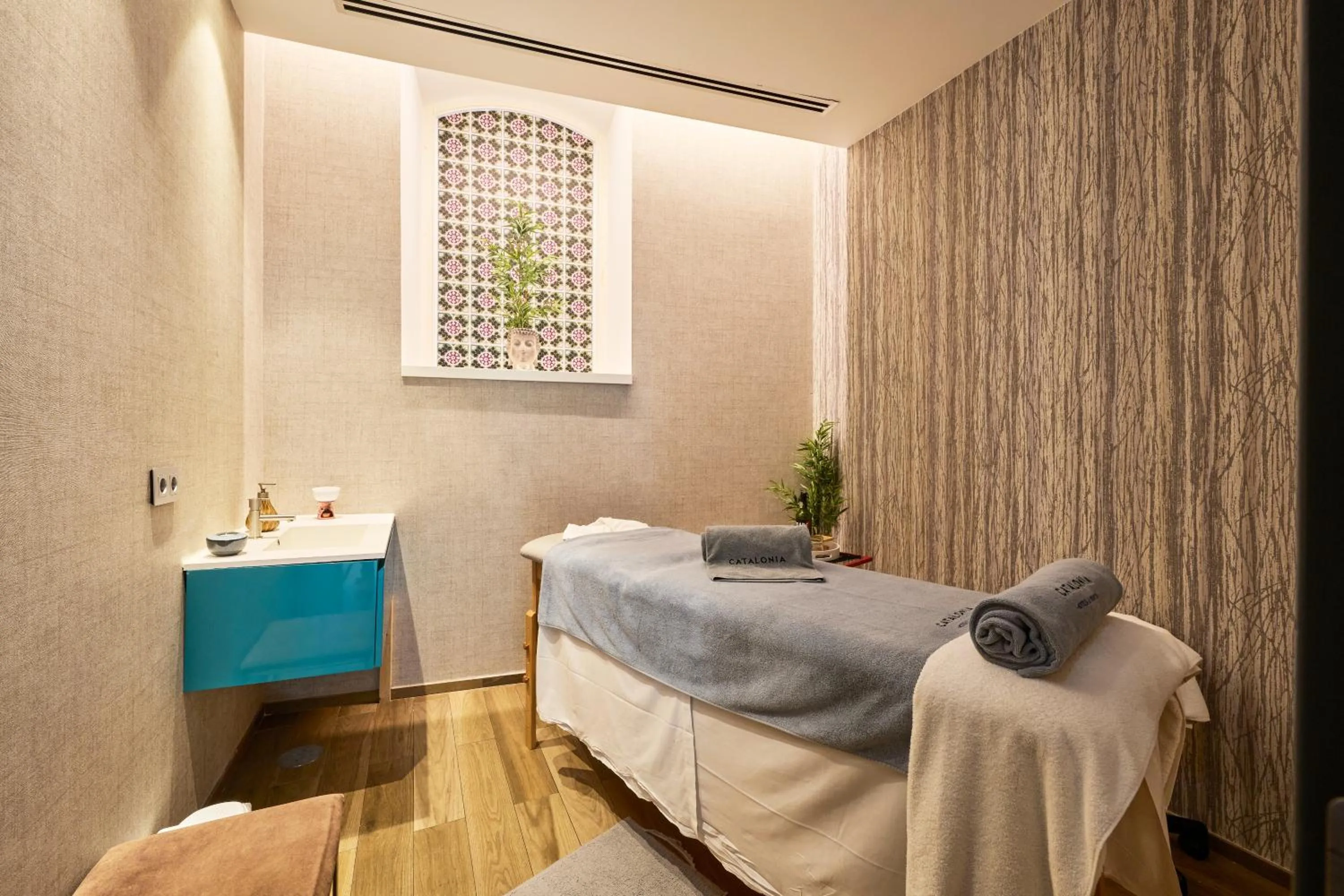 Massage, Bed in Catalonia Porto