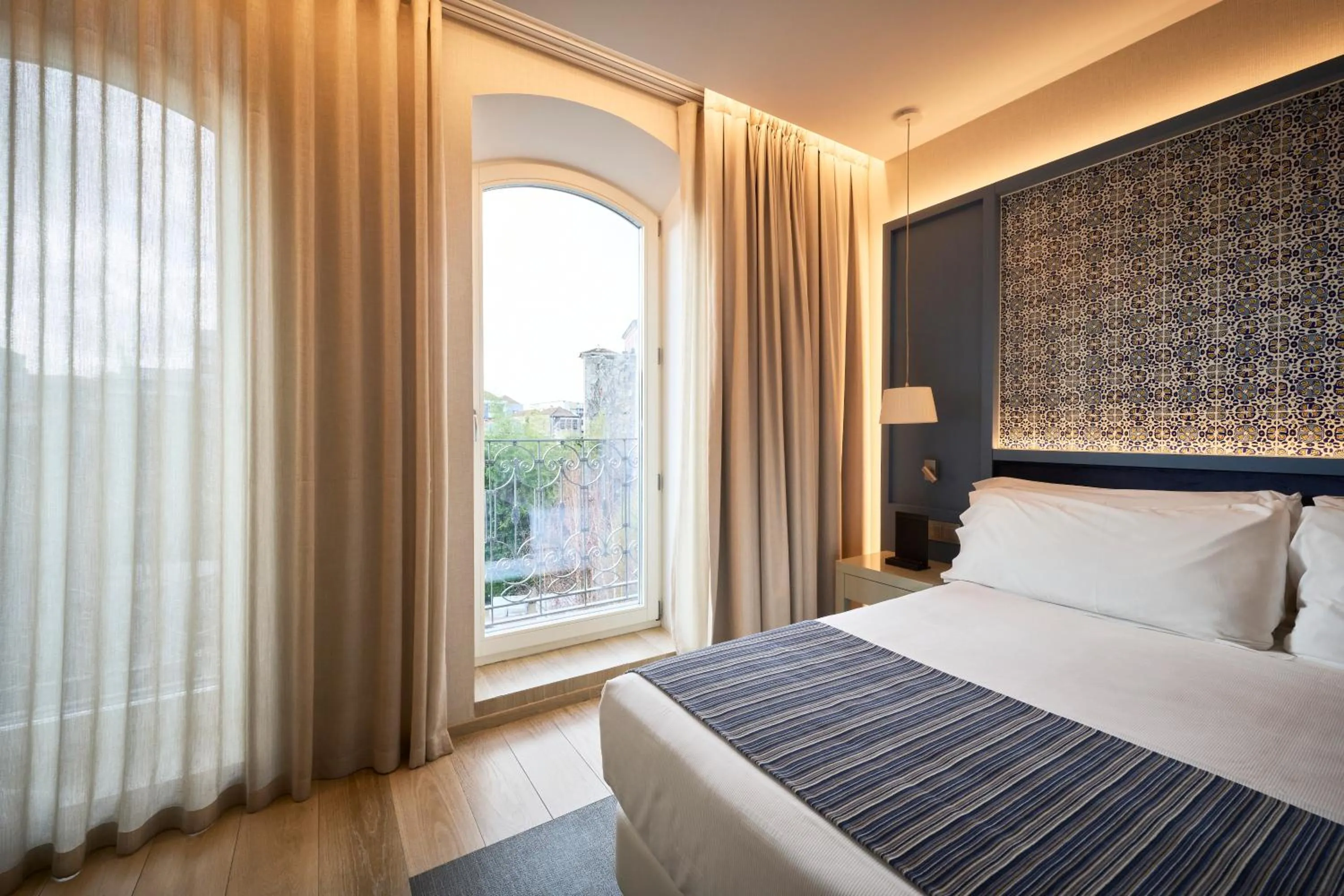 View (from property/room), Bed in Catalonia Porto