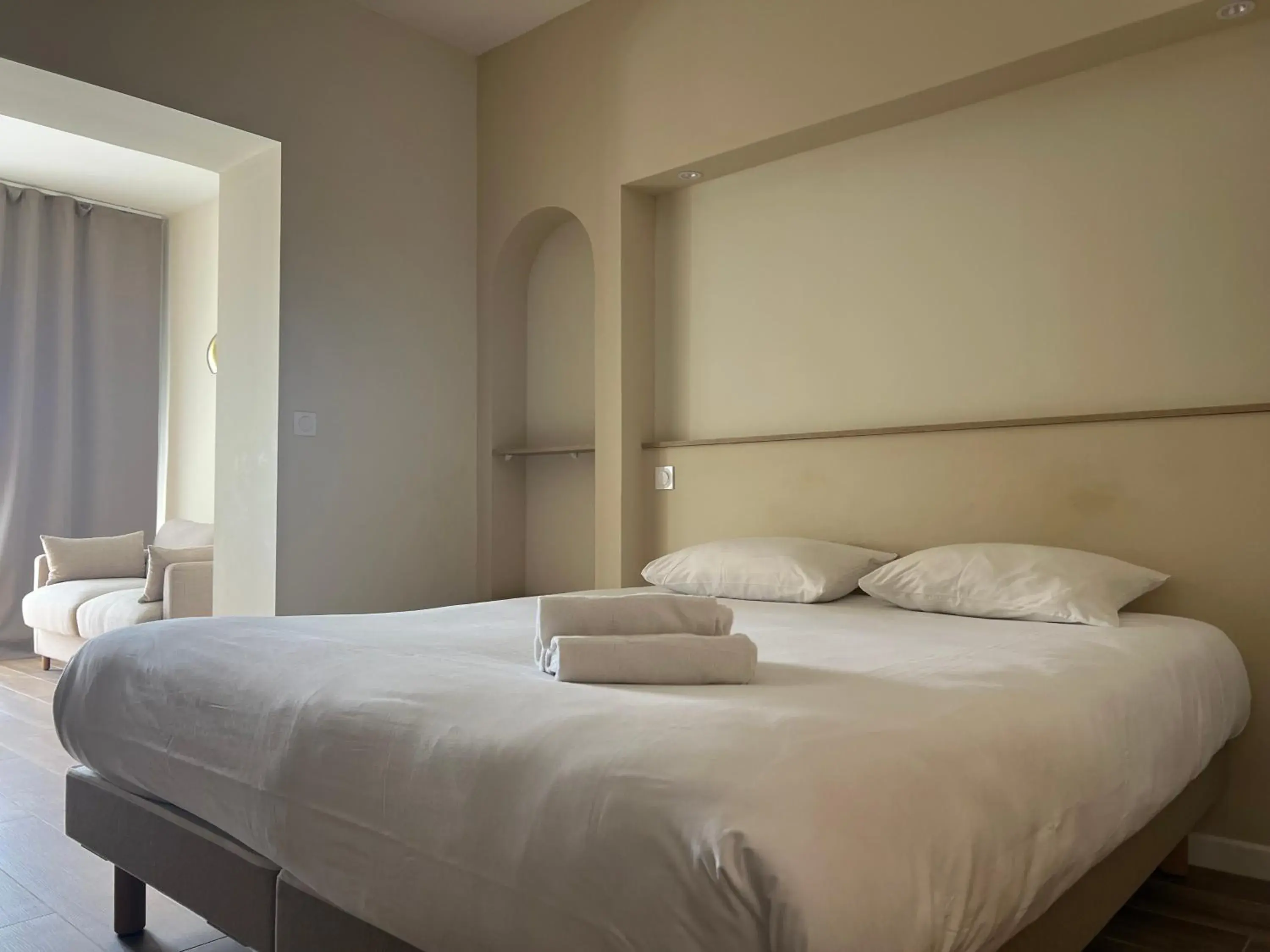 Triple Room in Adonis Sanary Grand Hôtel des Bains Triple Room in Adonis Sanary Grand Hôtel des Bains