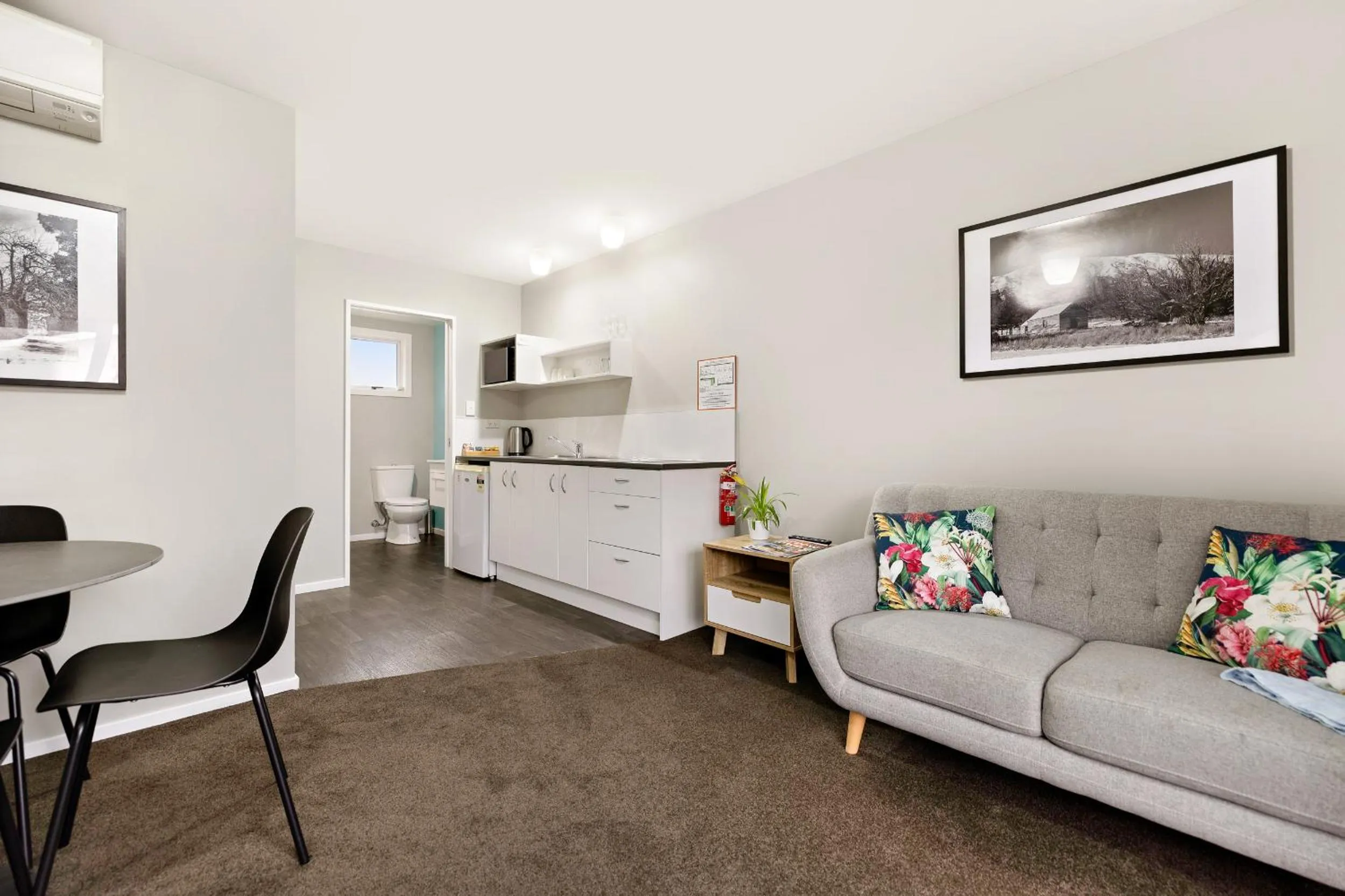 Kitchen or kitchenette in Arrowtown Motel