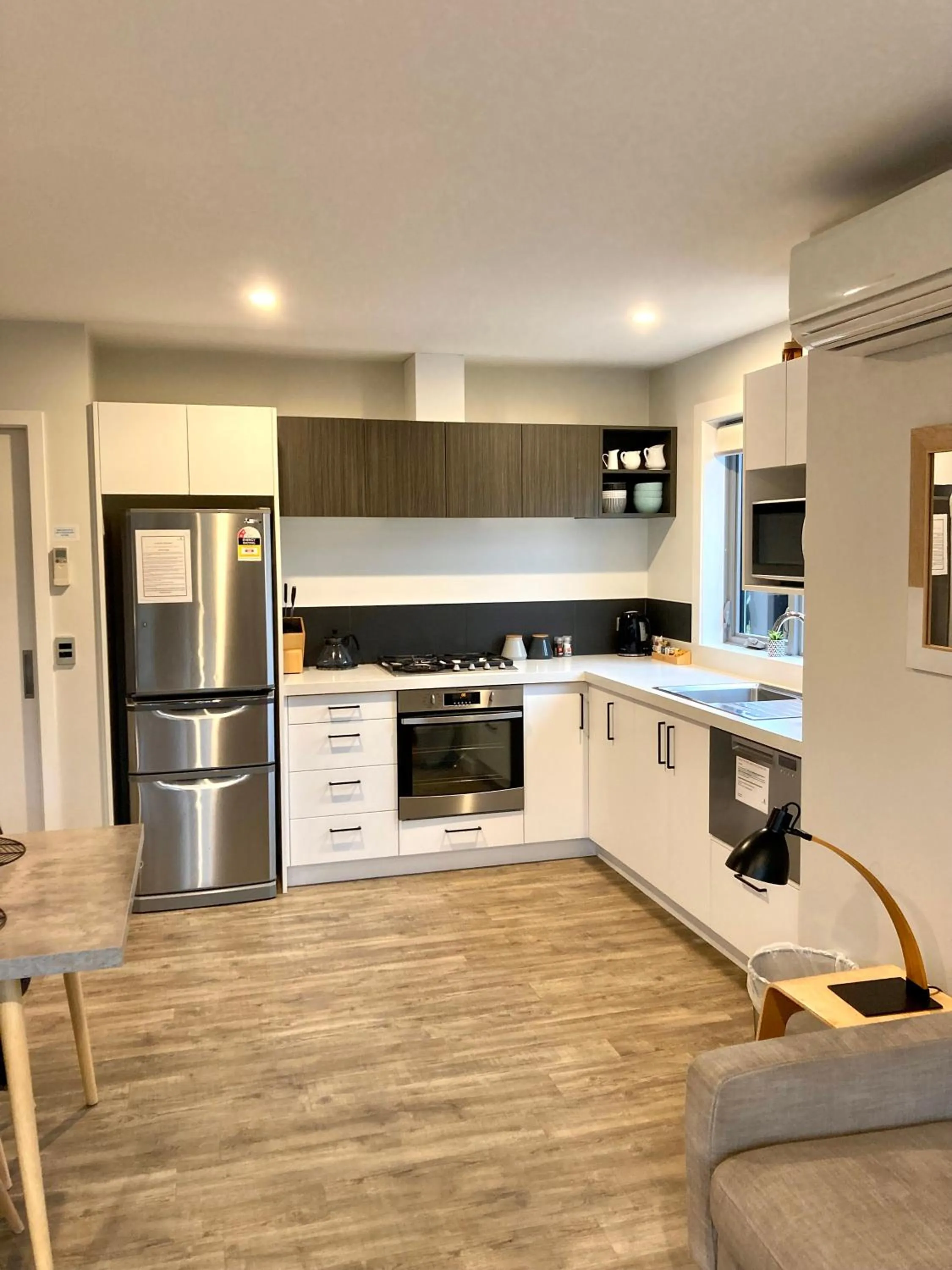 Kitchen or kitchenette in Arrowtown Motel