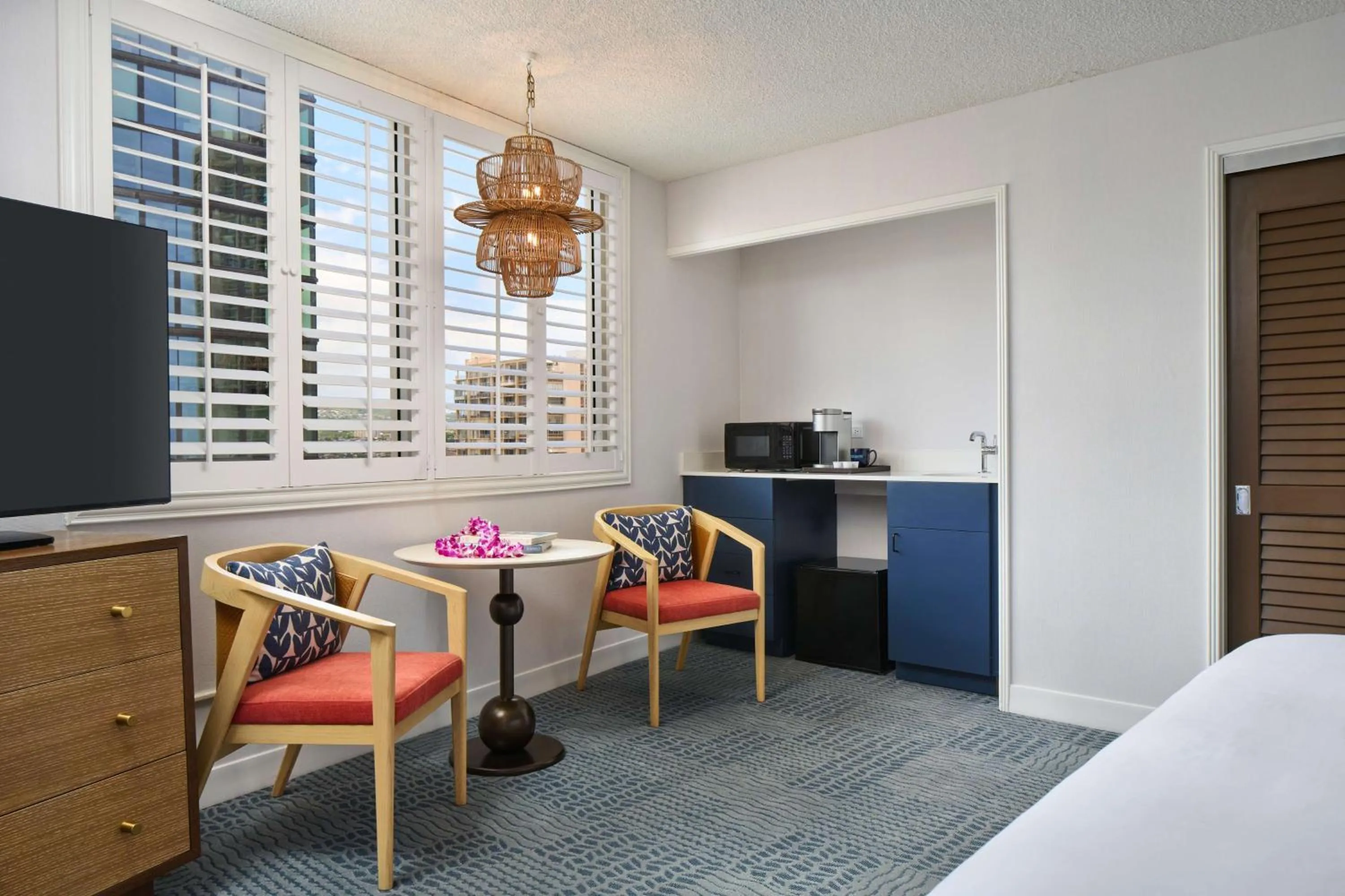 Kitchen or kitchenette, Bed in OUTRIGGER Waikiki Paradise Hotel