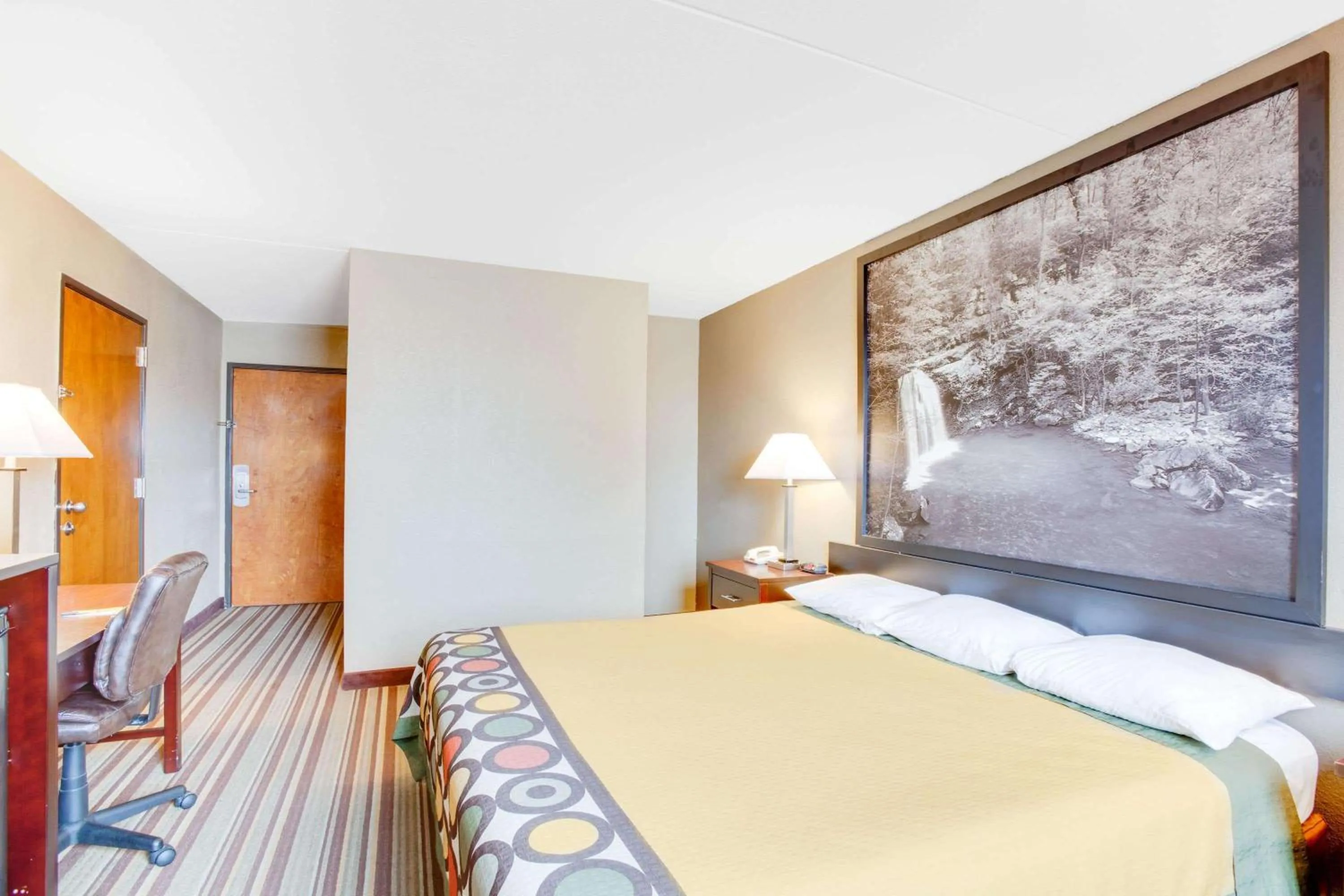 Photo of the whole room, Bed in Super 8 by Wyndham Morrilton