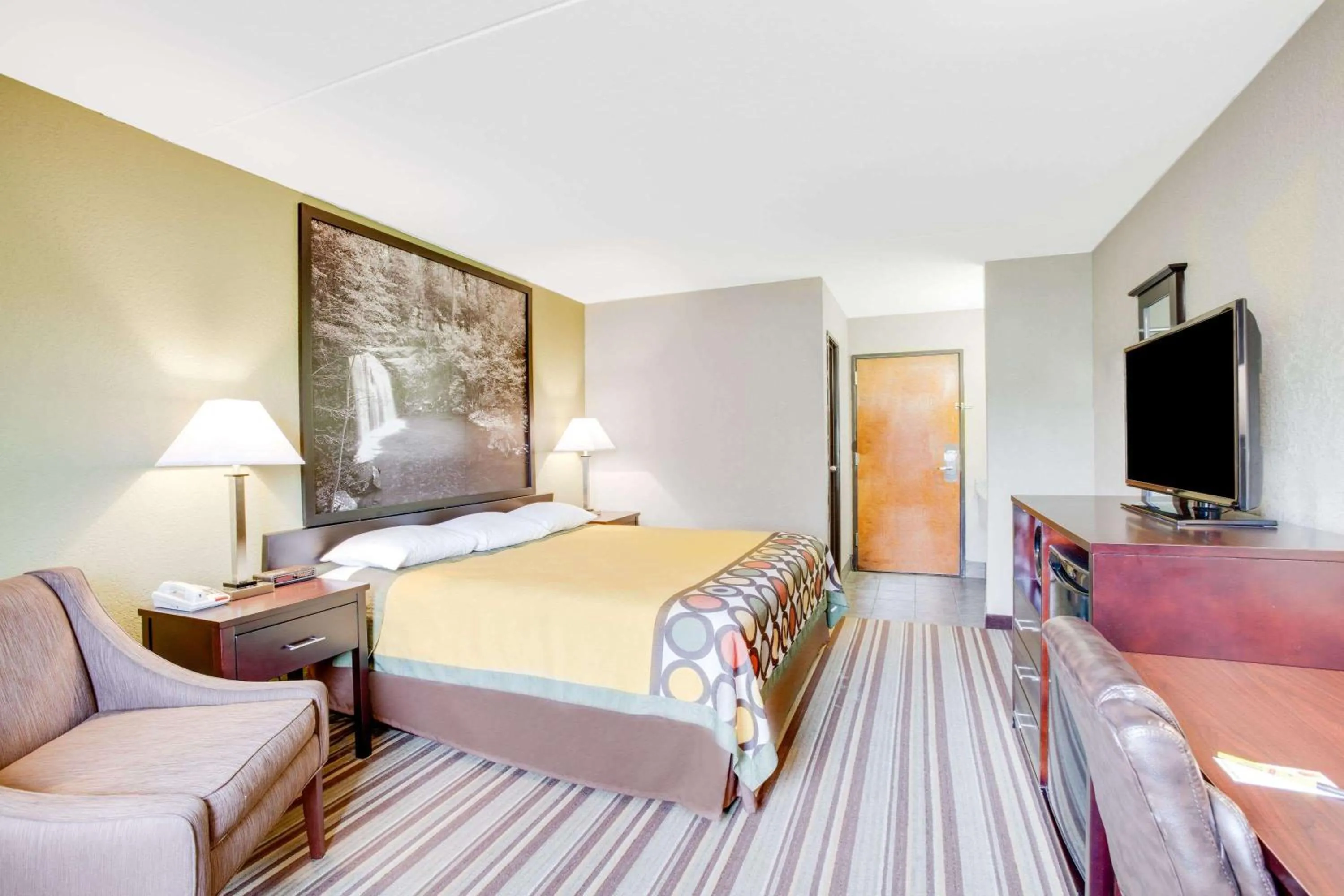 Photo of the whole room, Bed in Super 8 by Wyndham Morrilton