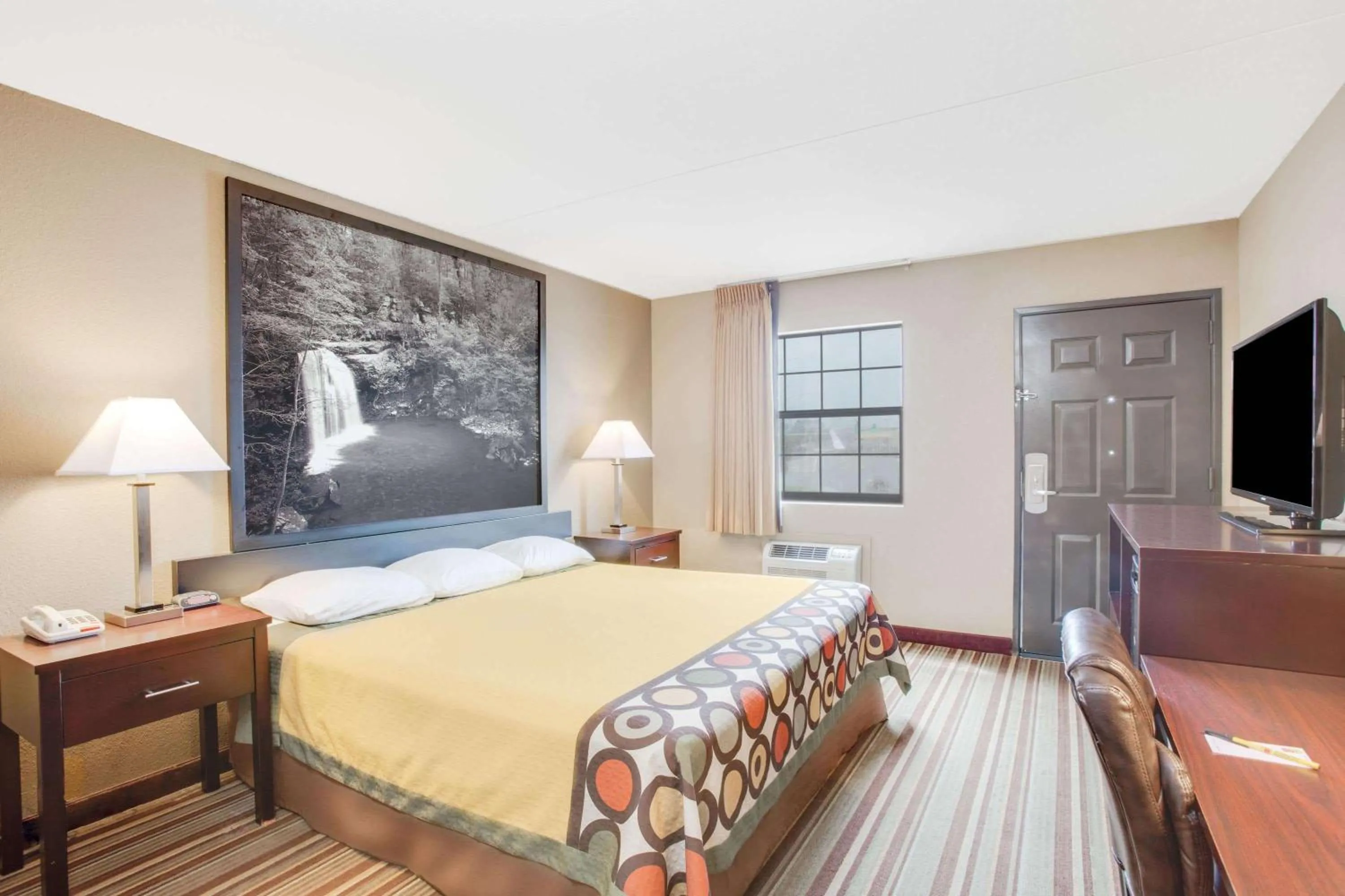 Photo of the whole room, Bed in Super 8 by Wyndham Morrilton