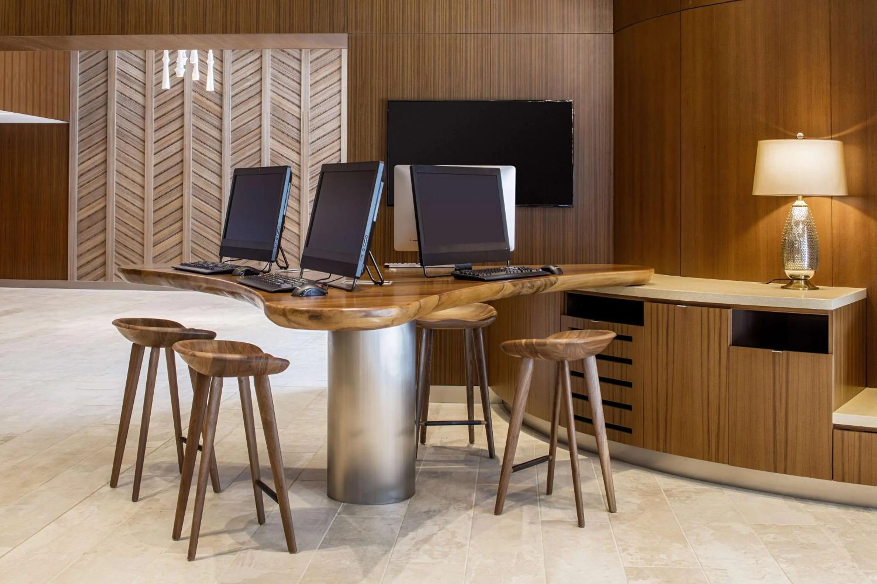 Business facilities in Hilton Garden Inn Waikiki Beach