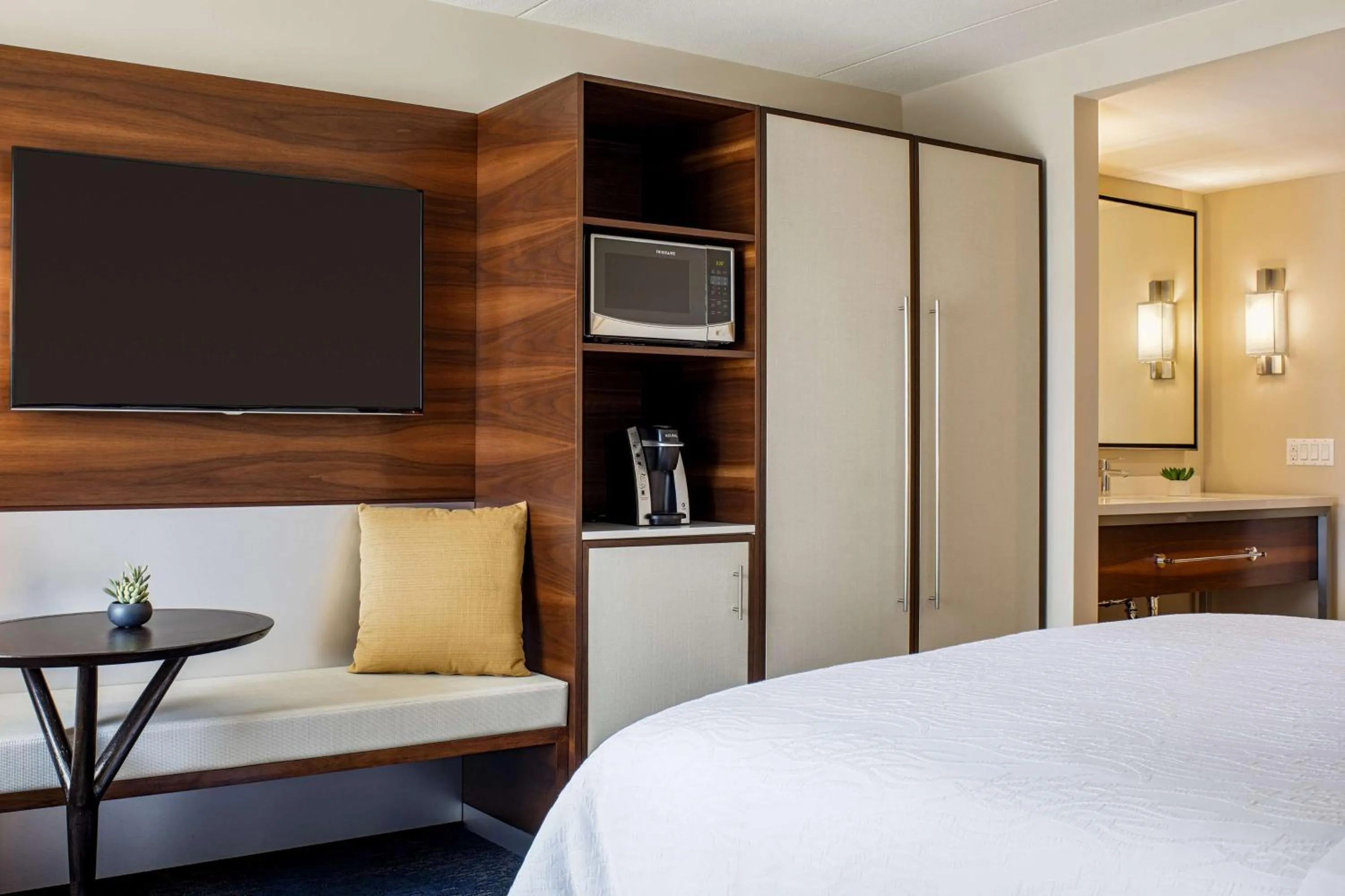 Bedroom, Bed in Hilton Garden Inn Waikiki Beach