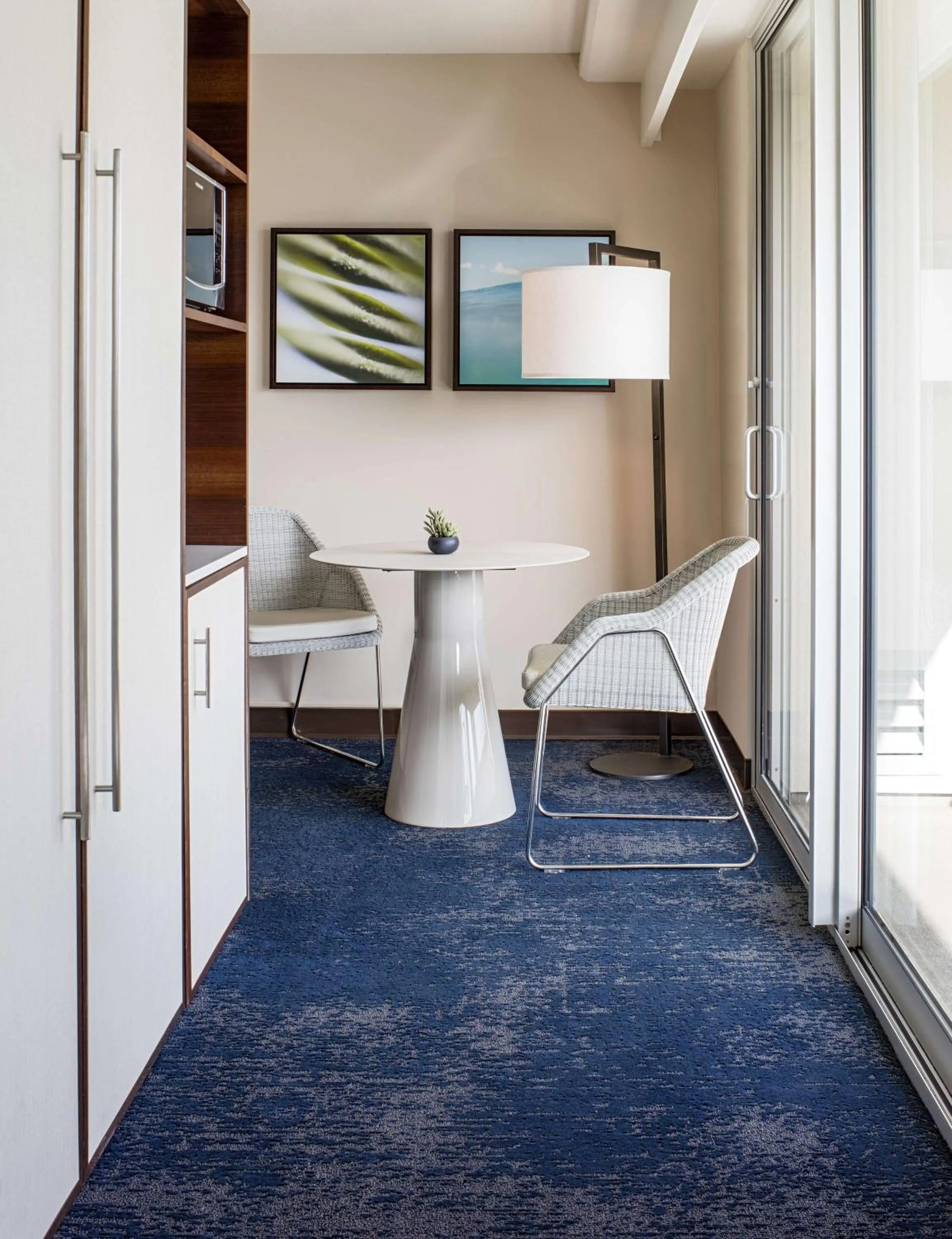 Living room in Hilton Garden Inn Waikiki Beach