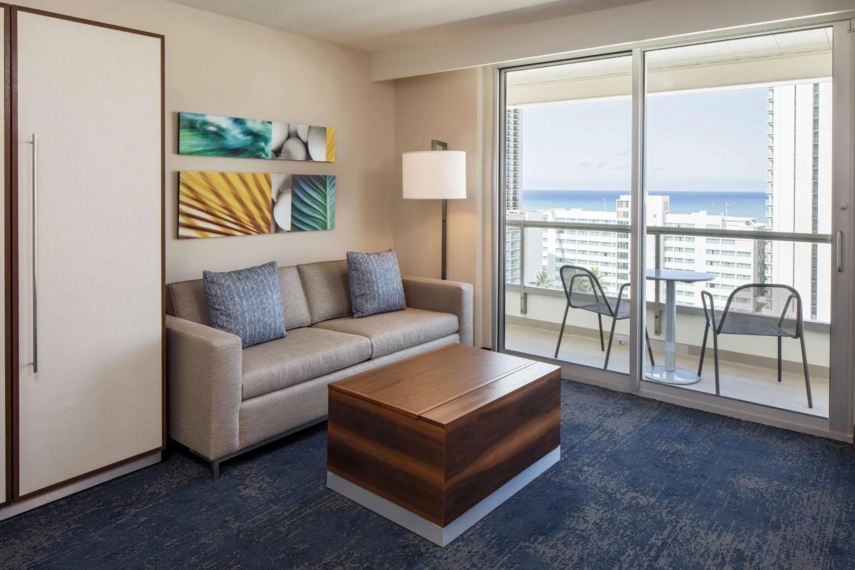 Living room in Hilton Garden Inn Waikiki Beach