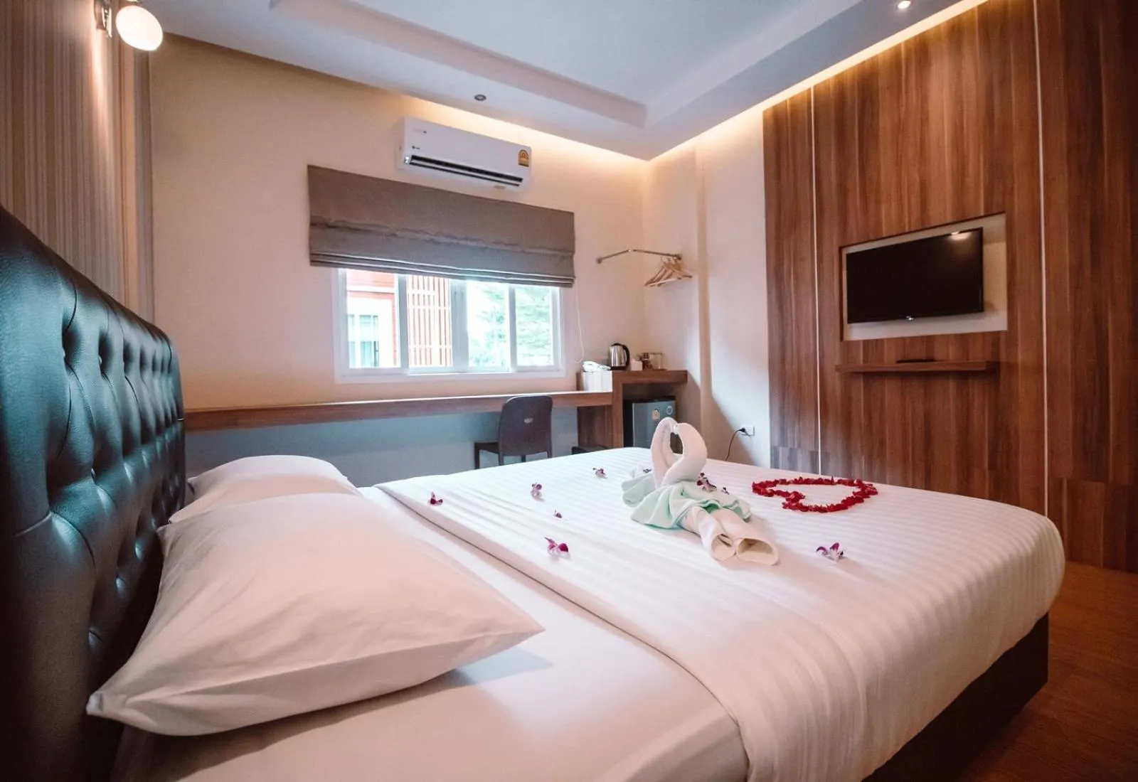 Communal lounge/ TV room, Bed in Tripletreesvillage