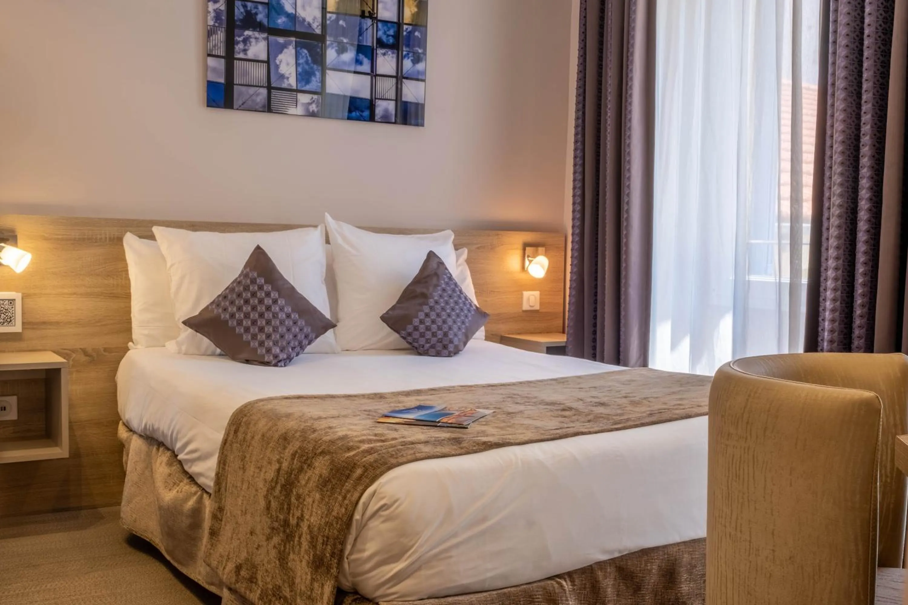 Bed in Hôtel de la Fontaine