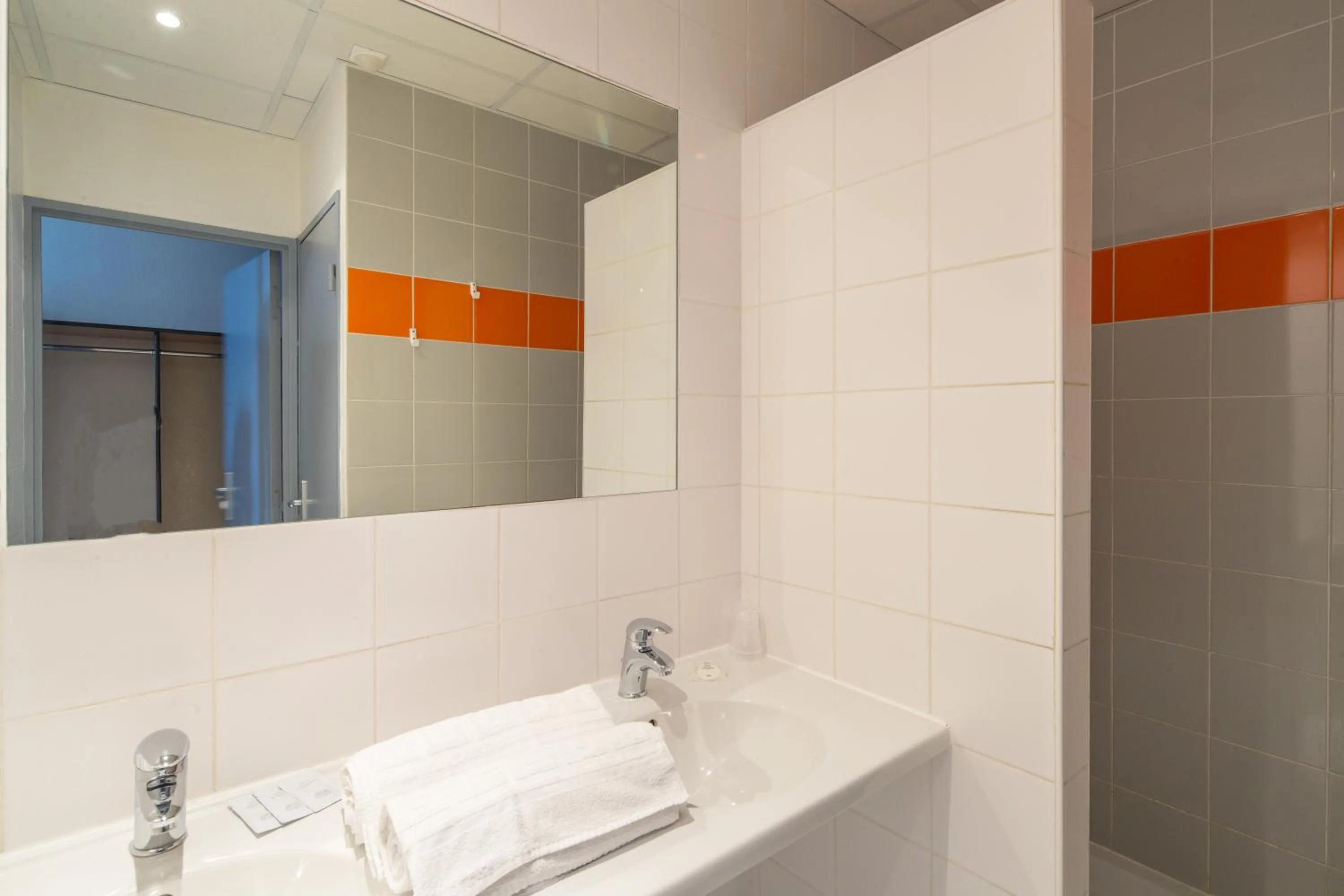 Bathroom in Hotel CIS Paris Maurice Ravel