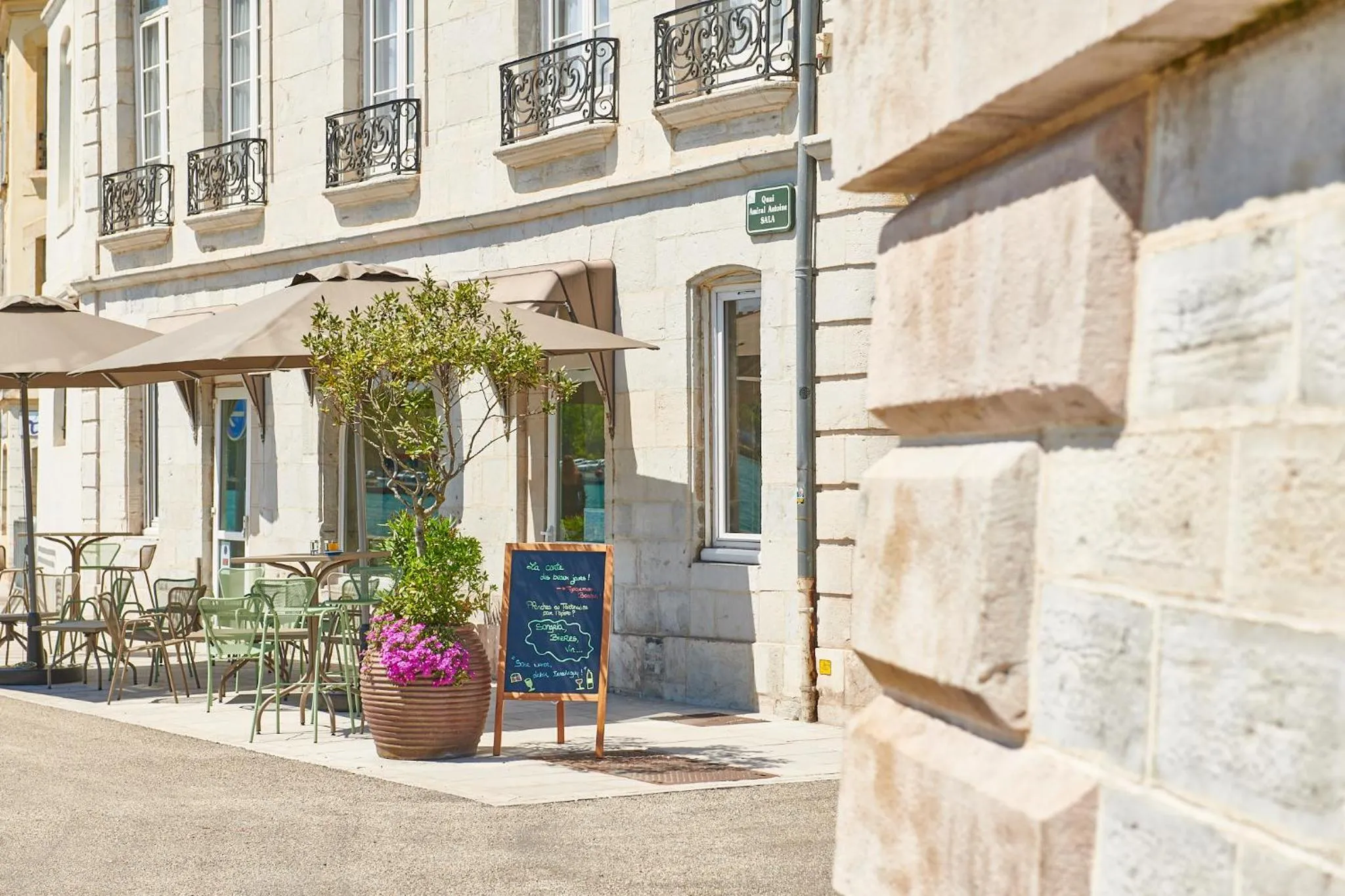 Patio in ibis Styles Bayonne